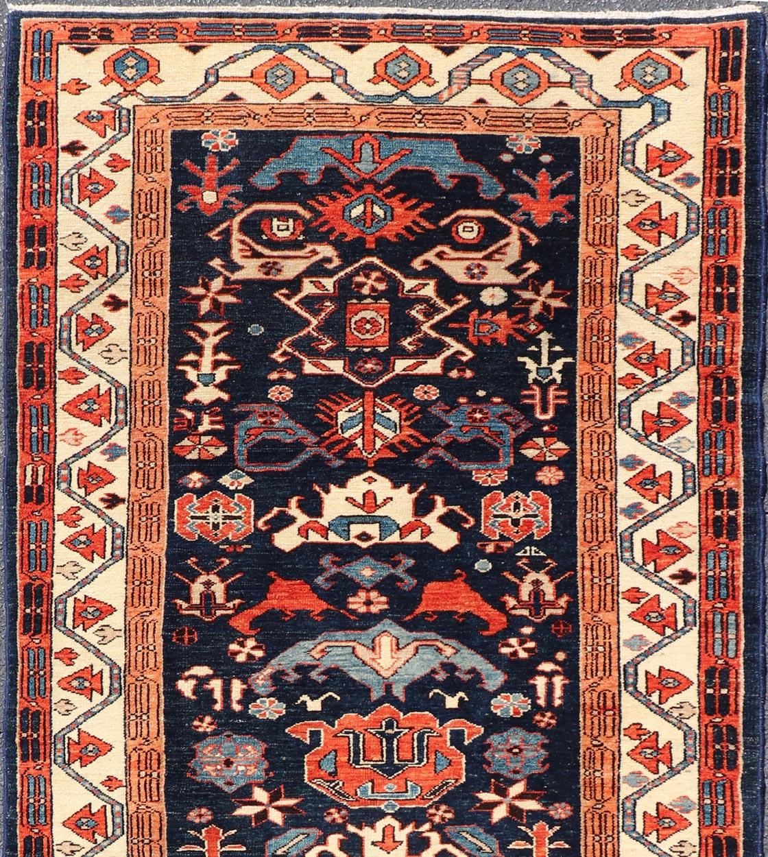 Antike persische N.W. Persischer Läufer mit geometrischen Tribal-Motiven 3'9 x 8'6 (Malayer) im Angebot