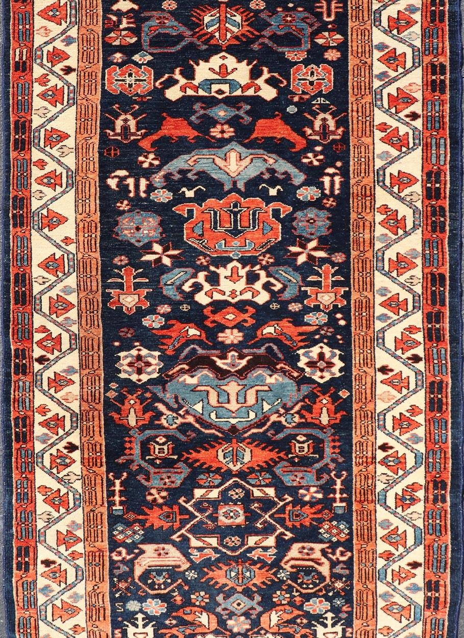 Antike persische N.W. Persischer Läufer mit geometrischen Tribal-Motiven 3'9 x 8'6 (Handgeknüpft) im Angebot