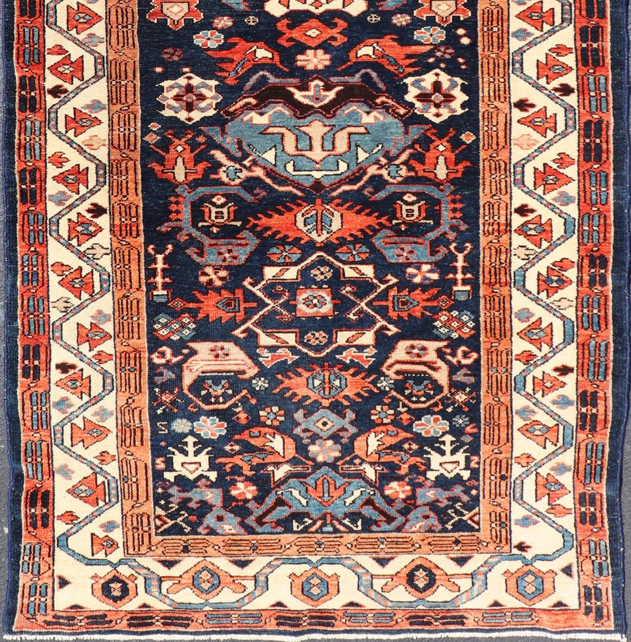 Antike persische N.W. Persischer Läufer mit geometrischen Tribal-Motiven 3'9 x 8'6 im Zustand „Gut“ im Angebot in Atlanta, GA