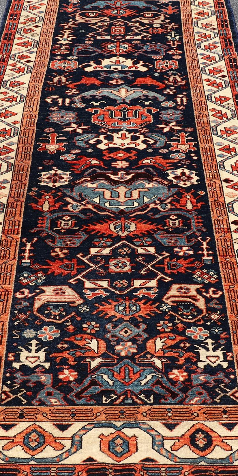 Antike persische N.W. Persischer Läufer mit geometrischen Tribal-Motiven 3'9 x 8'6 im Angebot 1