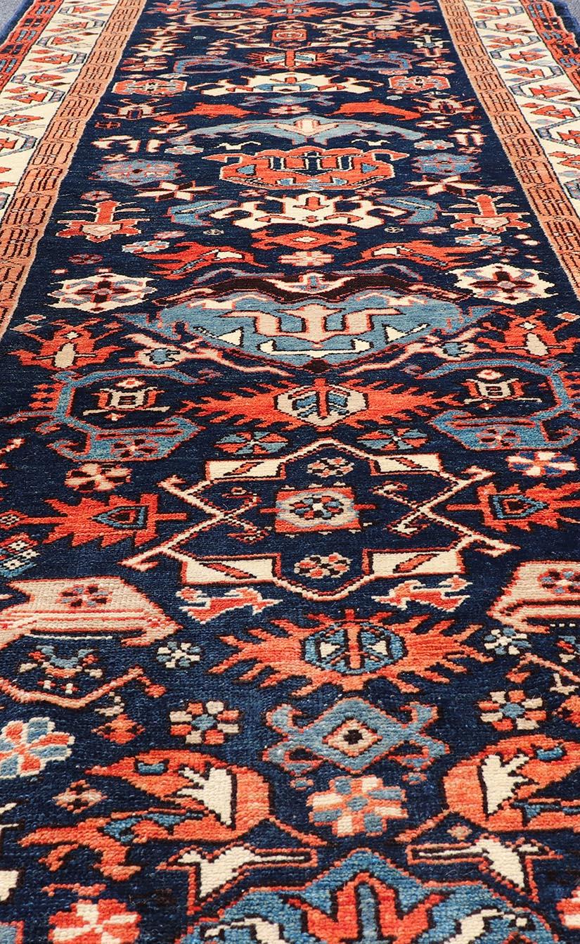 Antike persische N.W. Persischer Läufer mit geometrischen Tribal-Motiven 3'9 x 8'6 im Angebot 2