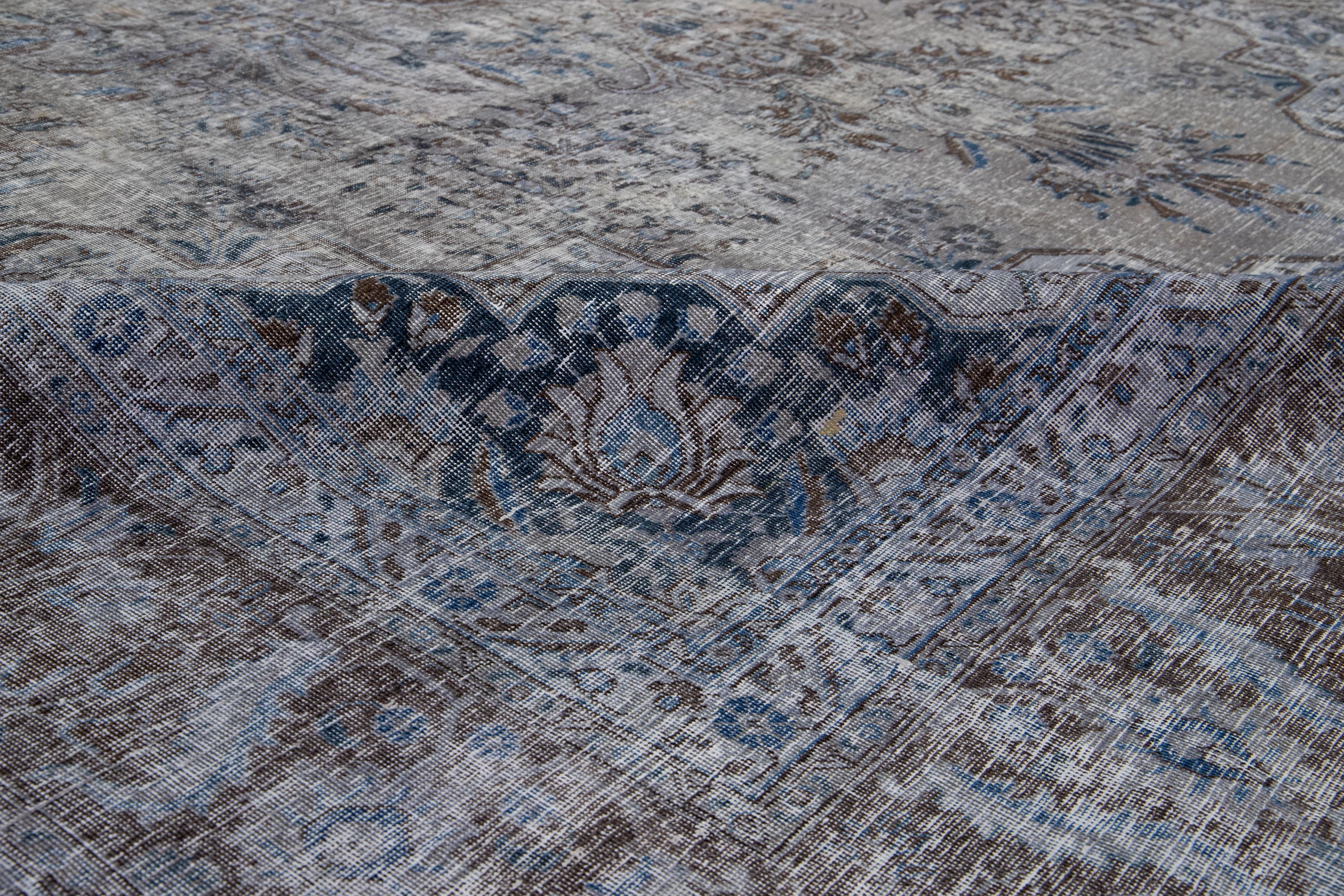 Antiker persischer überzogener grauer Wollteppich mit Allover-Motiv im Angebot 2