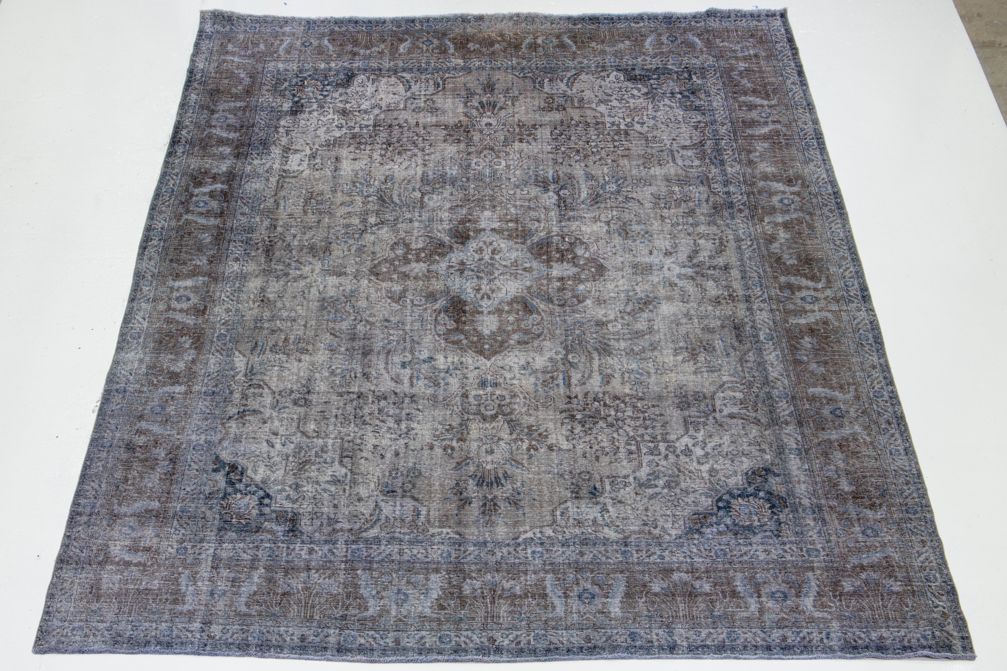 Dies ist ein grauer, antiker, handgeknüpfter Teppich aus persischer Wolle mit einem floralen Allover-Muster mit braunen und blauen Akzenten.

Dieser Teppich misst 11'3'' x 14'11