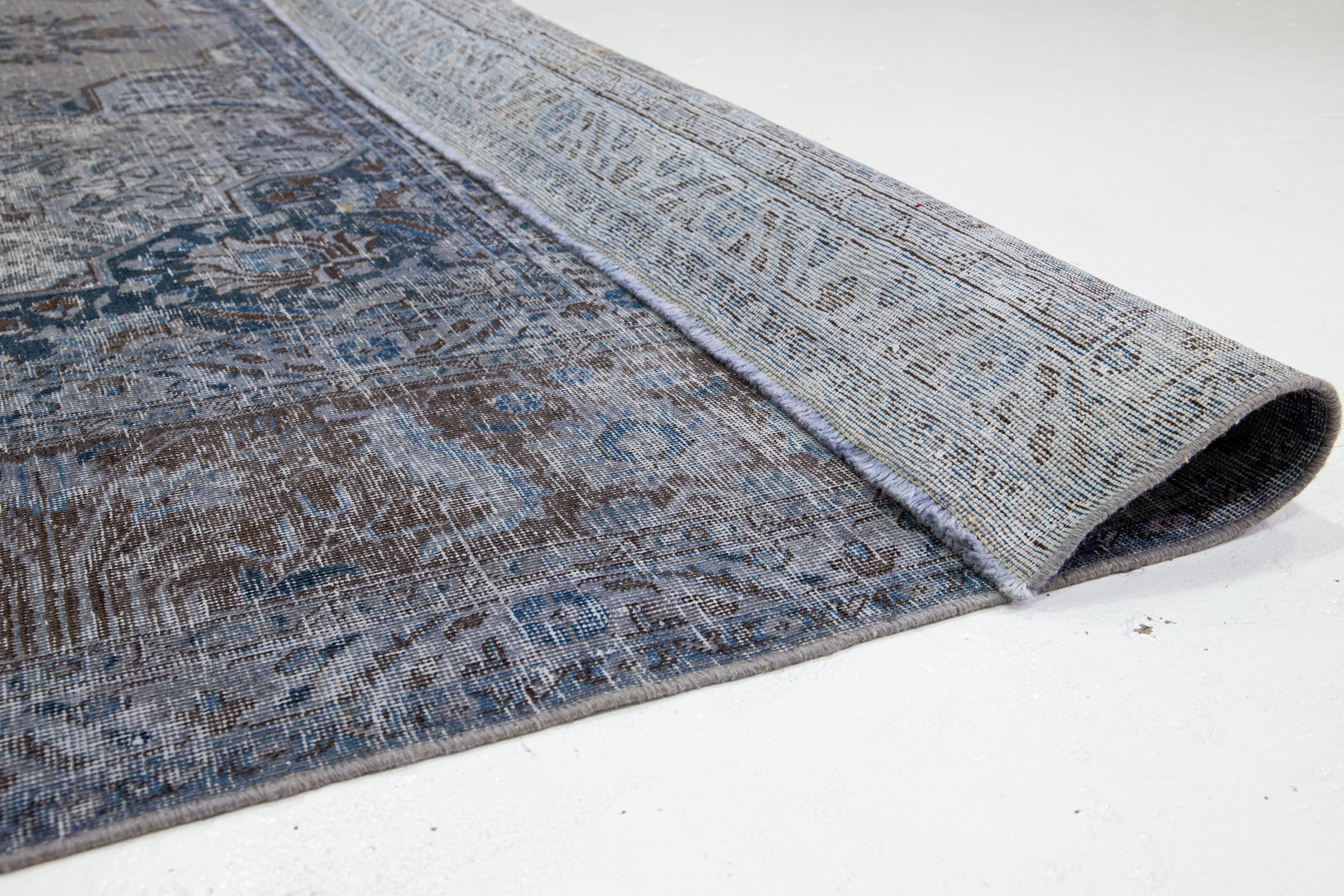 Islamique Ancien tapis persan teinté gris avec motif sur toute la surface en vente