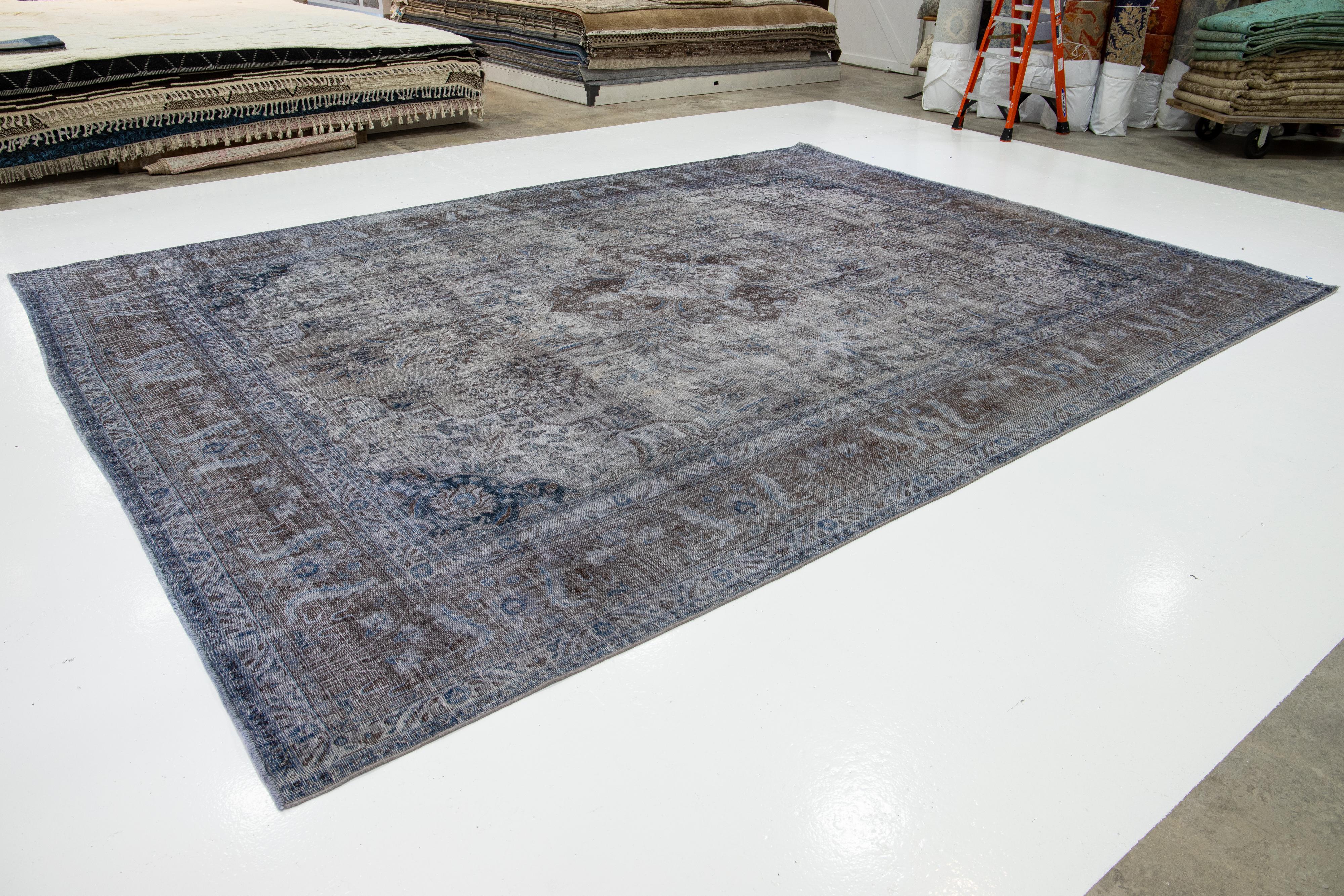 Noué à la main Ancien tapis persan teinté gris avec motif sur toute la surface en vente