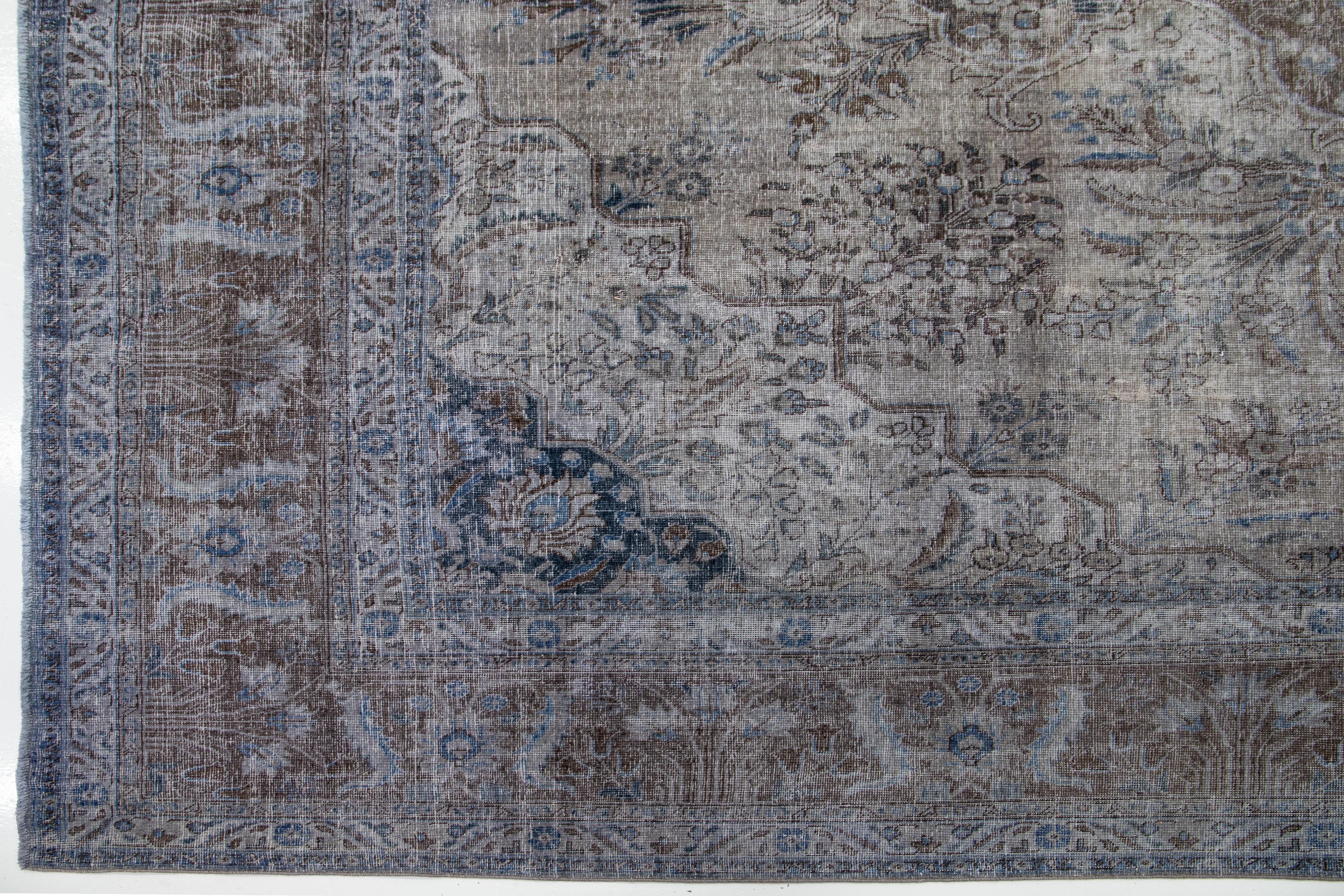 20ième siècle Ancien tapis persan teinté gris avec motif sur toute la surface en vente