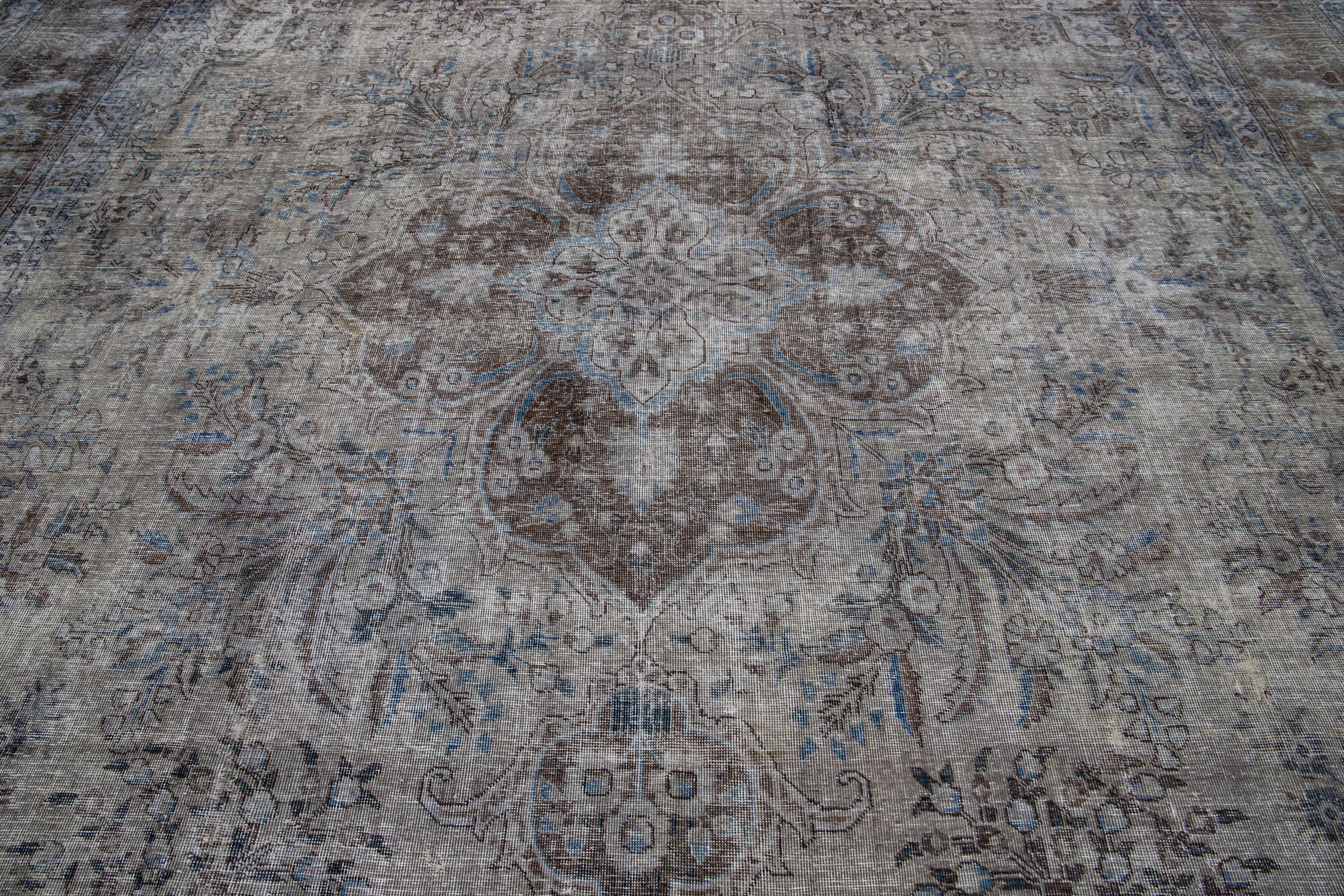 Laine Ancien tapis persan teinté gris avec motif sur toute la surface en vente