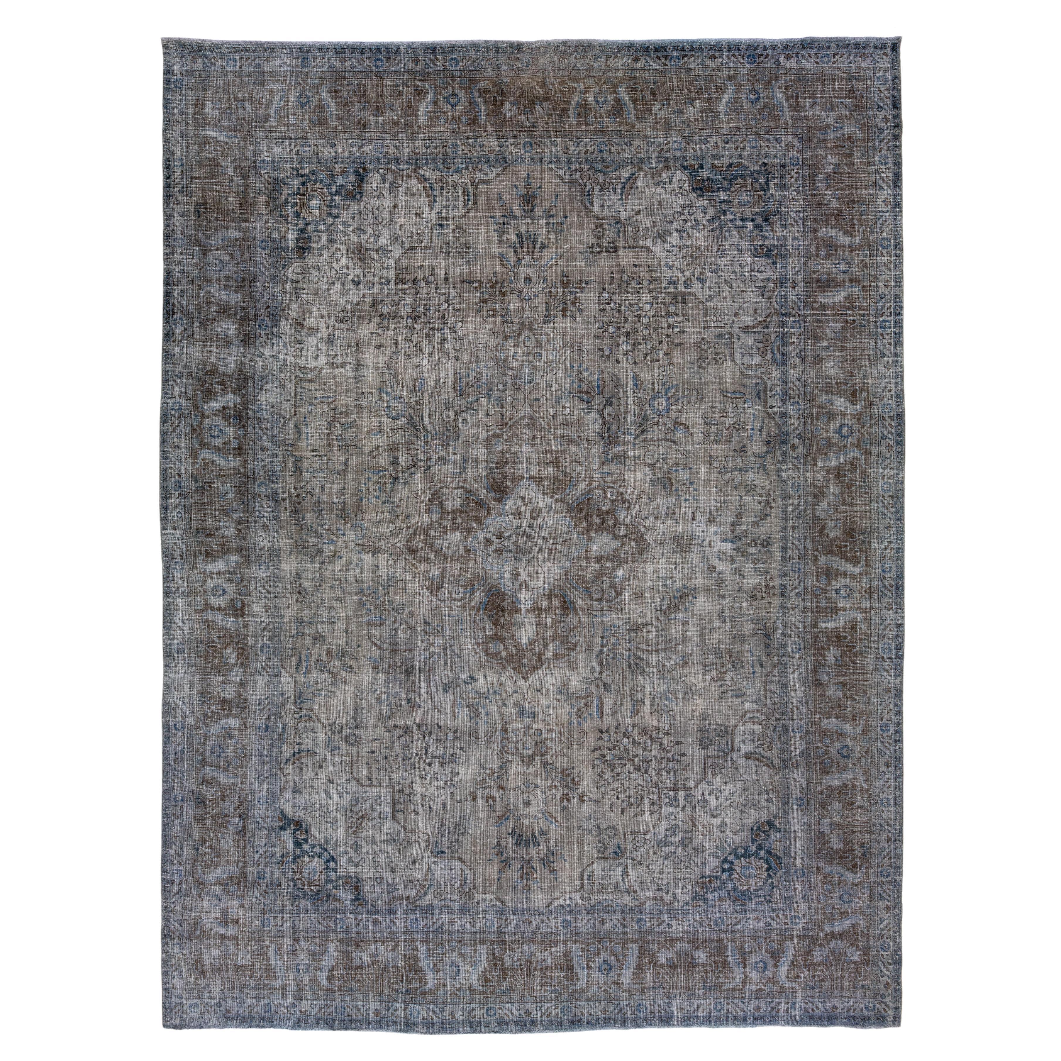 Ancien tapis persan teinté gris avec motif sur toute la surface