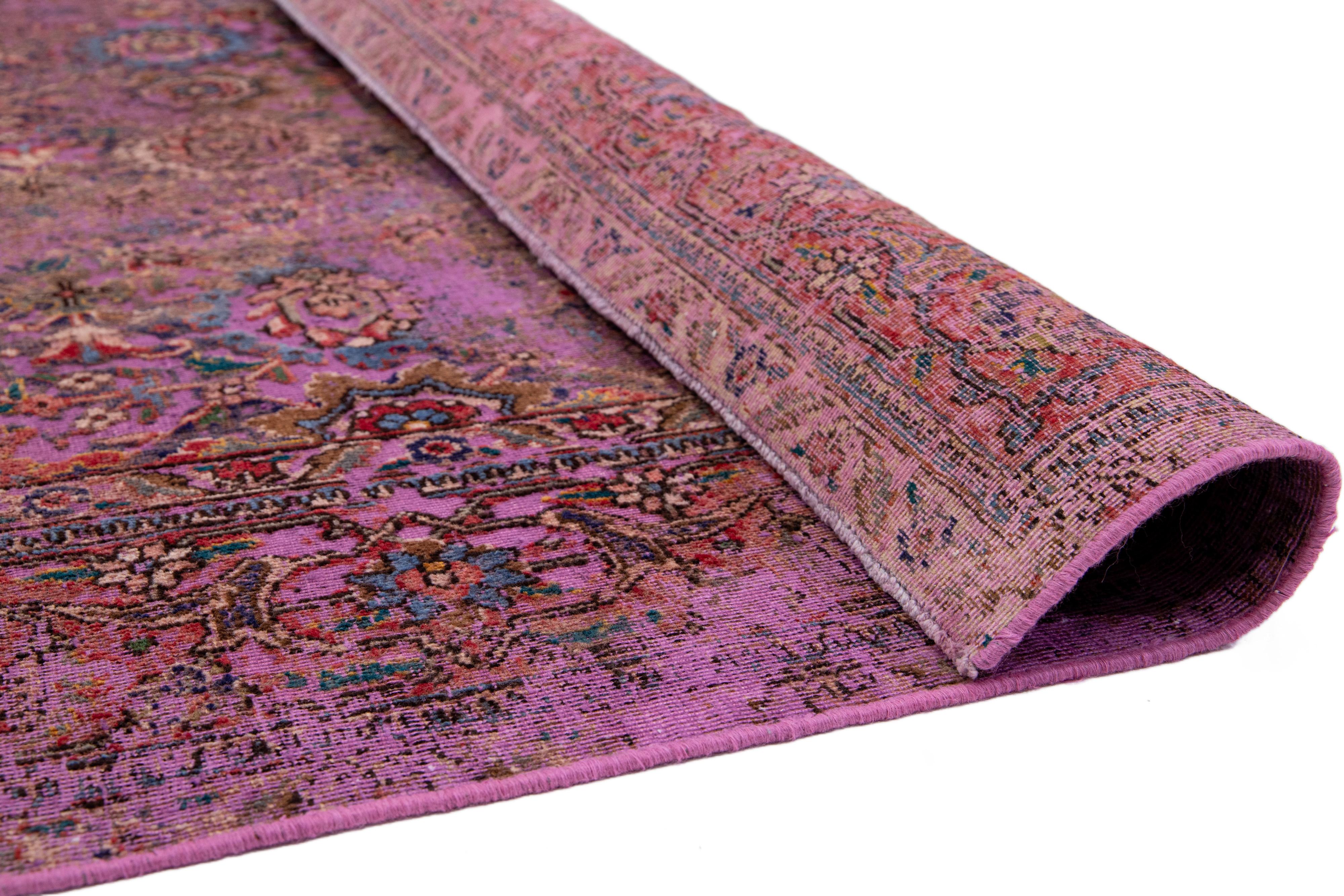 Islamique Ancien tapis persan teinté en laine avec motif floral violet en vente