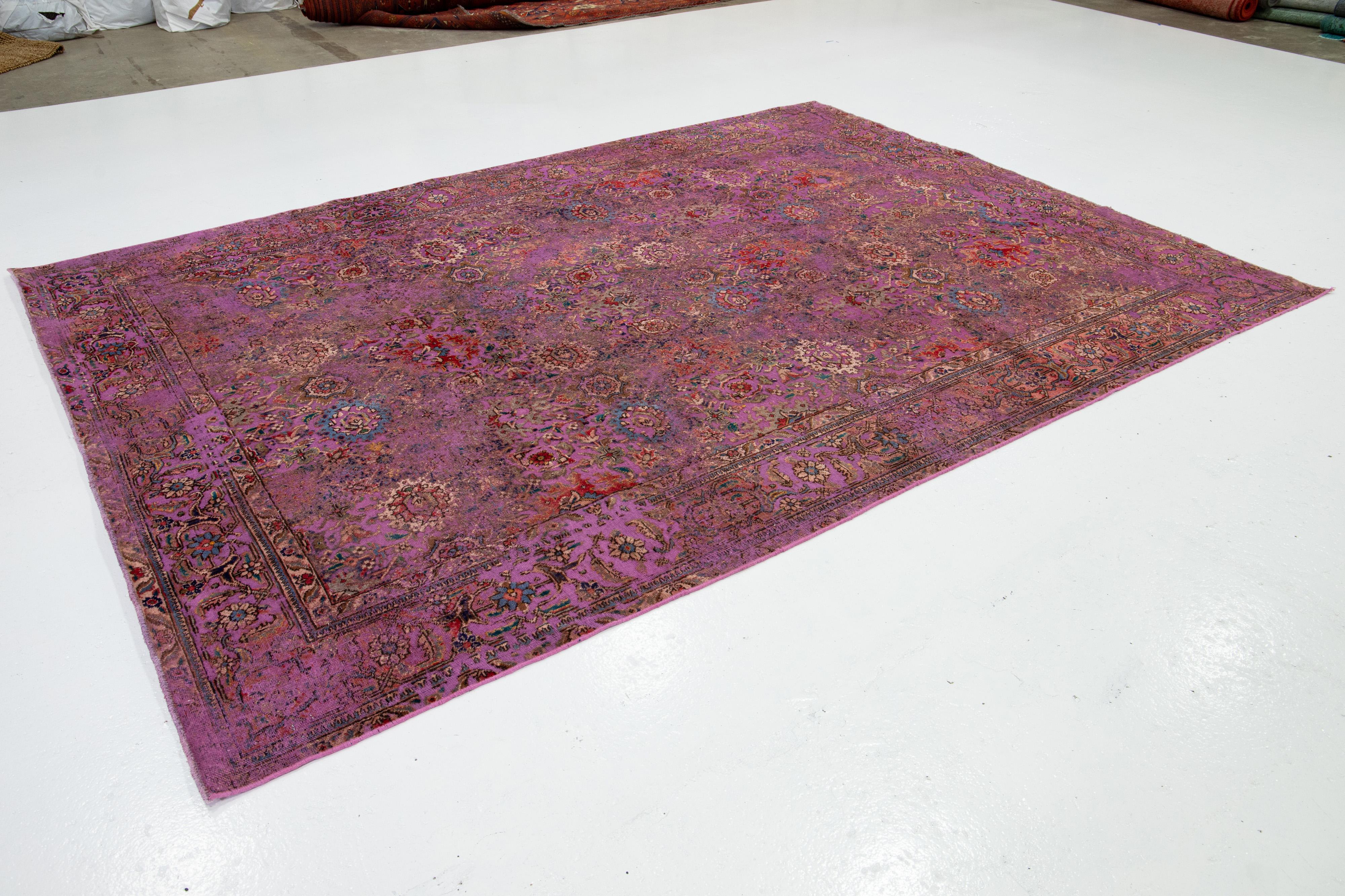 Noué à la main Ancien tapis persan teinté en laine avec motif floral violet en vente