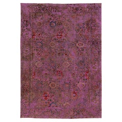 Ancien tapis persan teinté en laine avec motif floral violet