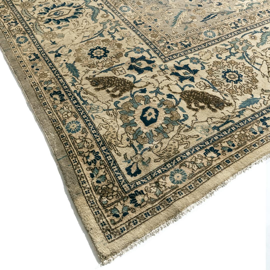 Tapis persan ancien pictural de Tabriz, 13'3 x 20'5. La tradition d'animaux dans une forêt dense en tant que motif de tapis persan remonte au XVIe siècle et est l'une des principales inspirations du renouveau du tissage des tapis en Iran, en
