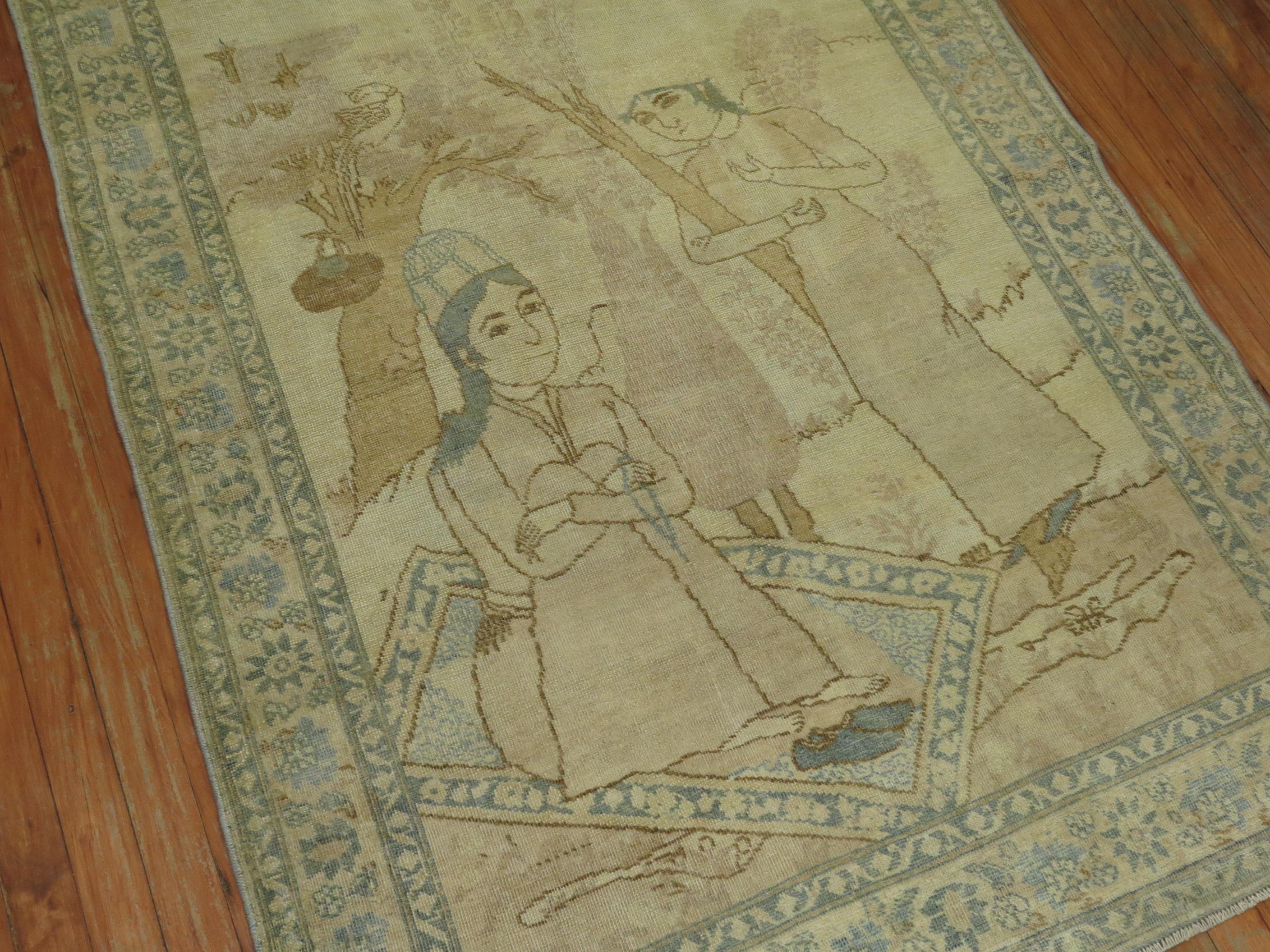 Tapis pictural persan Malayer du milieu du 20e siècle, unique en son genre, de calibre très décoratif, aux doux accents de crème, de bleu, de vert et de gris. une dame assise sur un petit tapis et une autre s'agrippant à un arbre sur lequel planent
