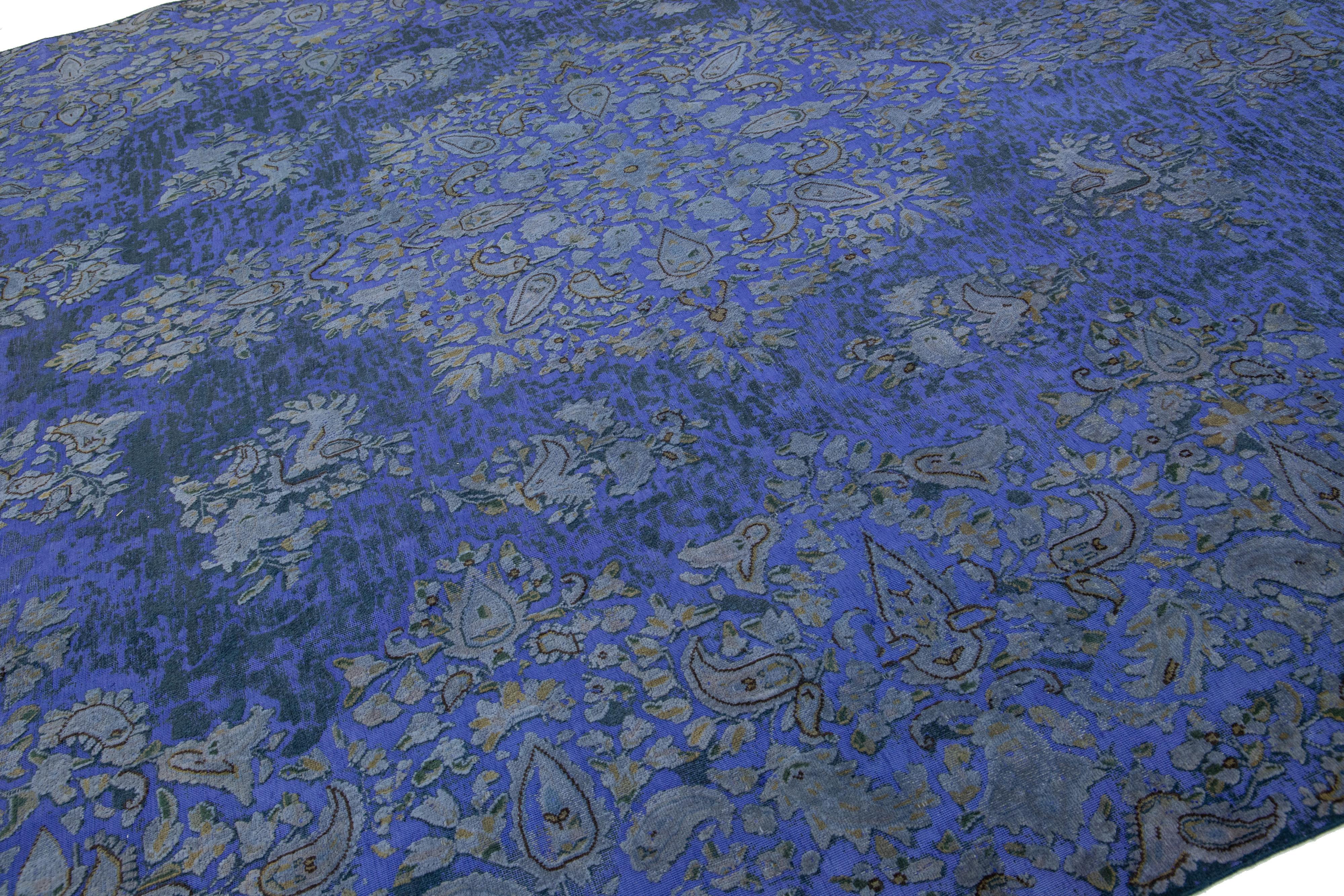 Ancien tapis persan violet teinté en laine avec motif de rosettes sur toute sa surface en vente 2