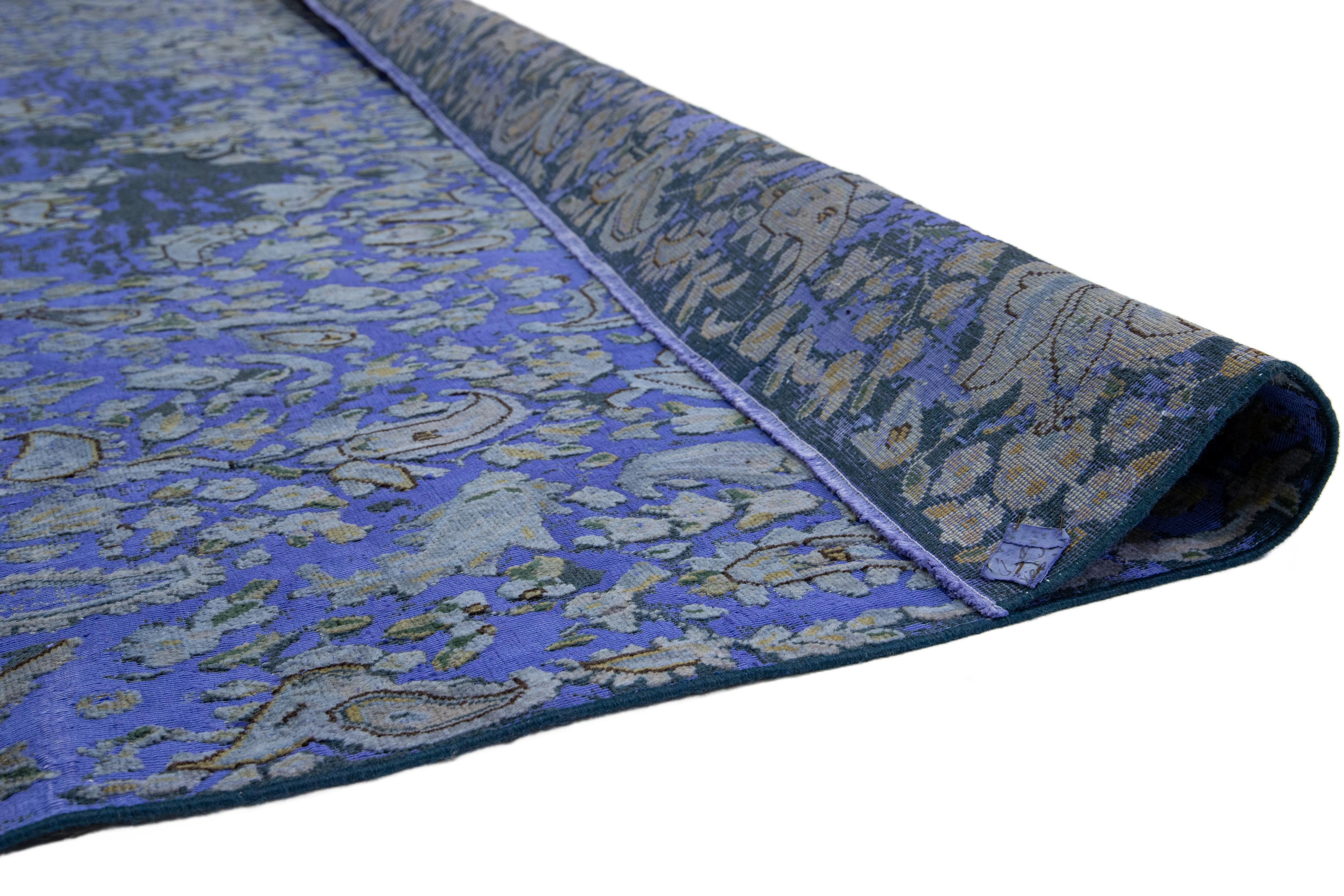 Islamique Ancien tapis persan violet teinté en laine avec motif de rosettes sur toute sa surface en vente