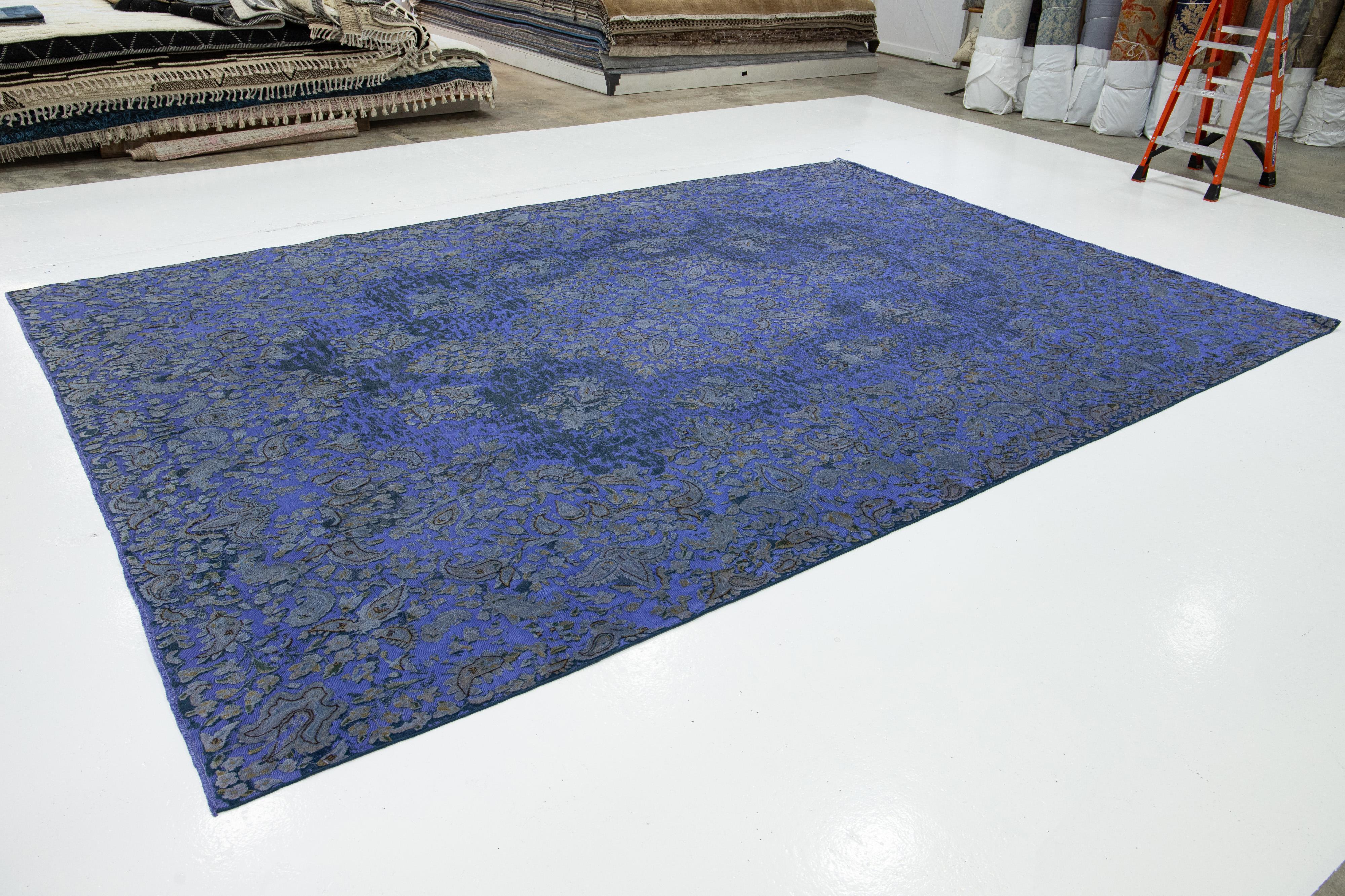 Noué à la main Ancien tapis persan violet teinté en laine avec motif de rosettes sur toute sa surface en vente