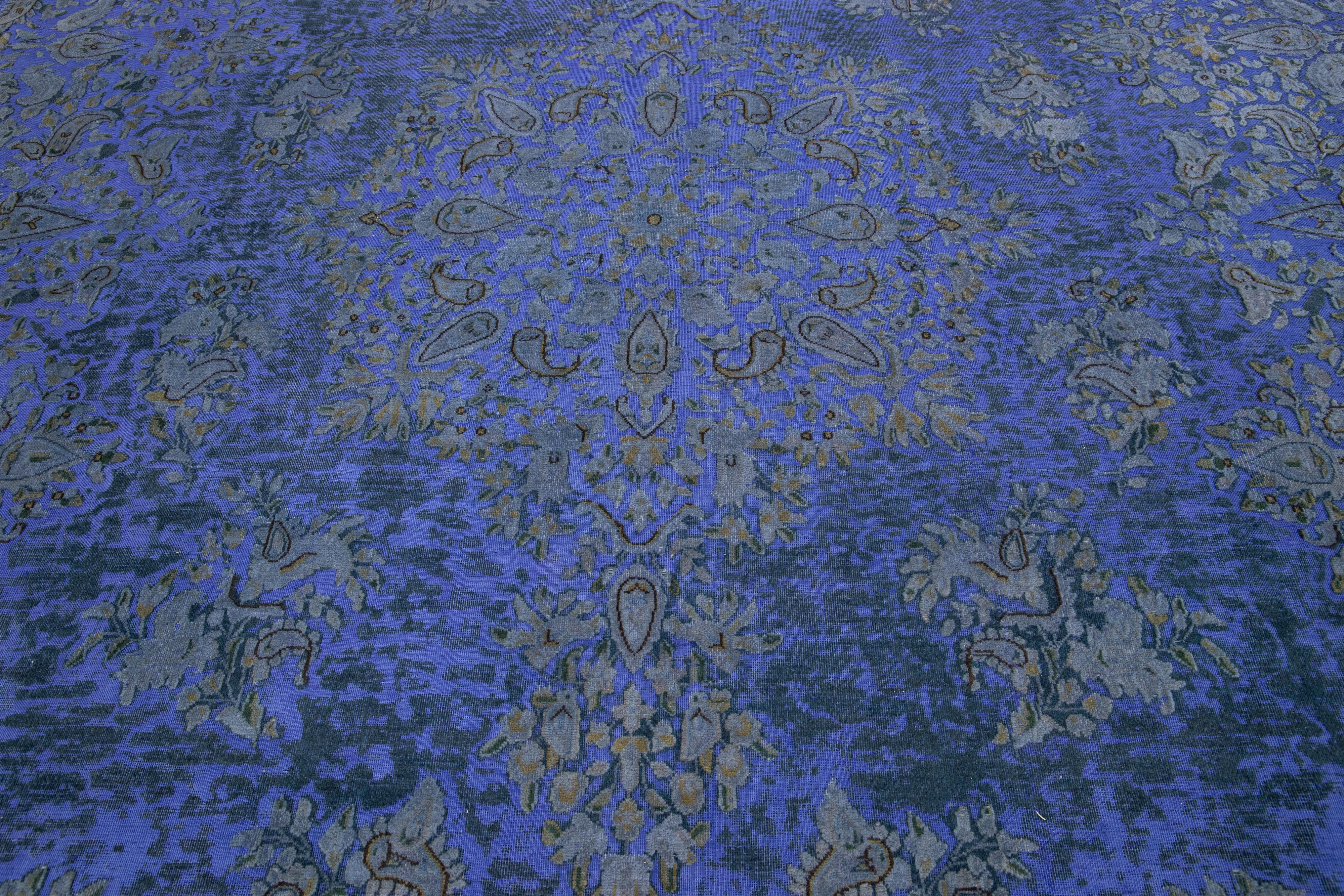 20ième siècle Ancien tapis persan violet teinté en laine avec motif de rosettes sur toute sa surface en vente