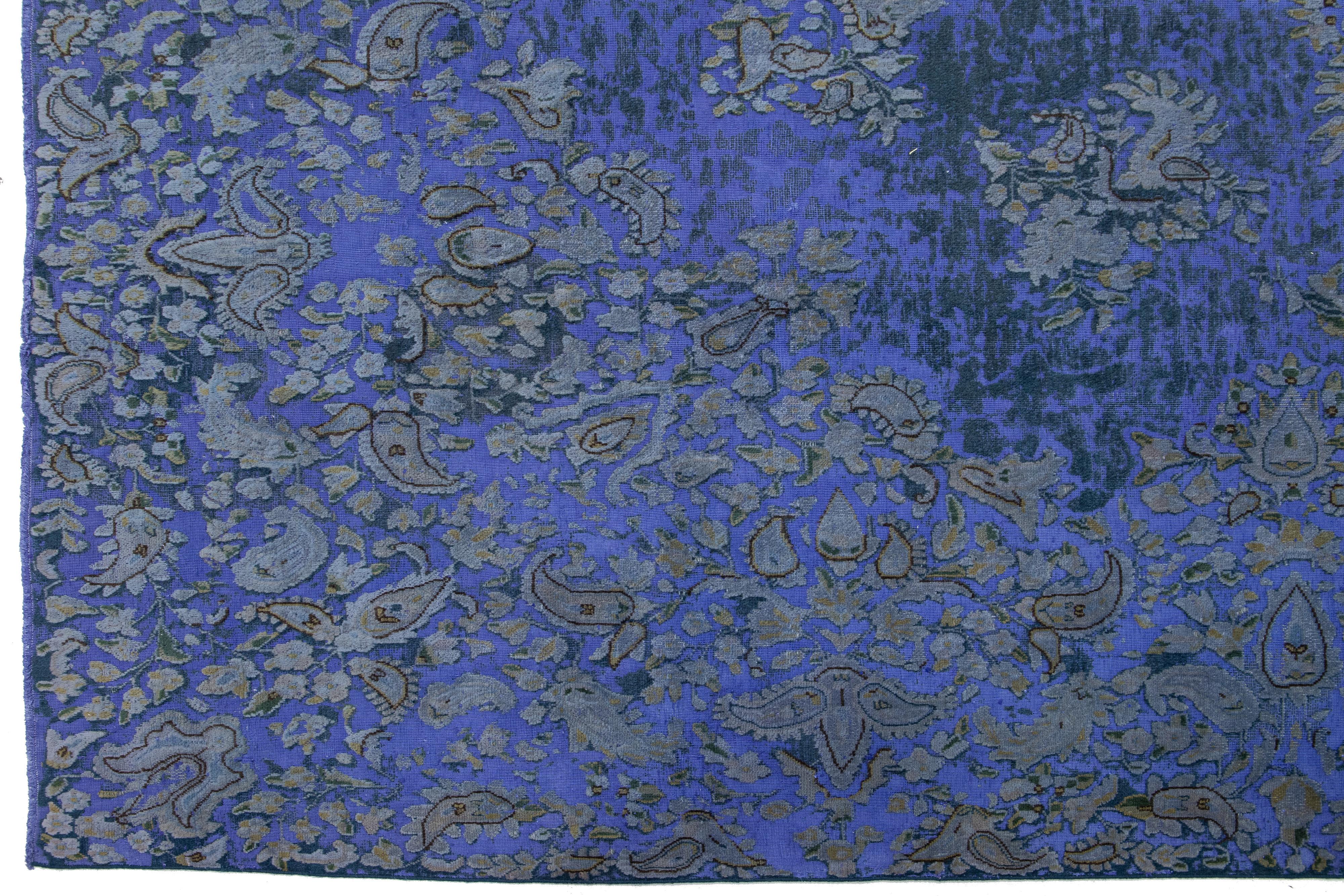 Laine Ancien tapis persan violet teinté en laine avec motif de rosettes sur toute sa surface en vente