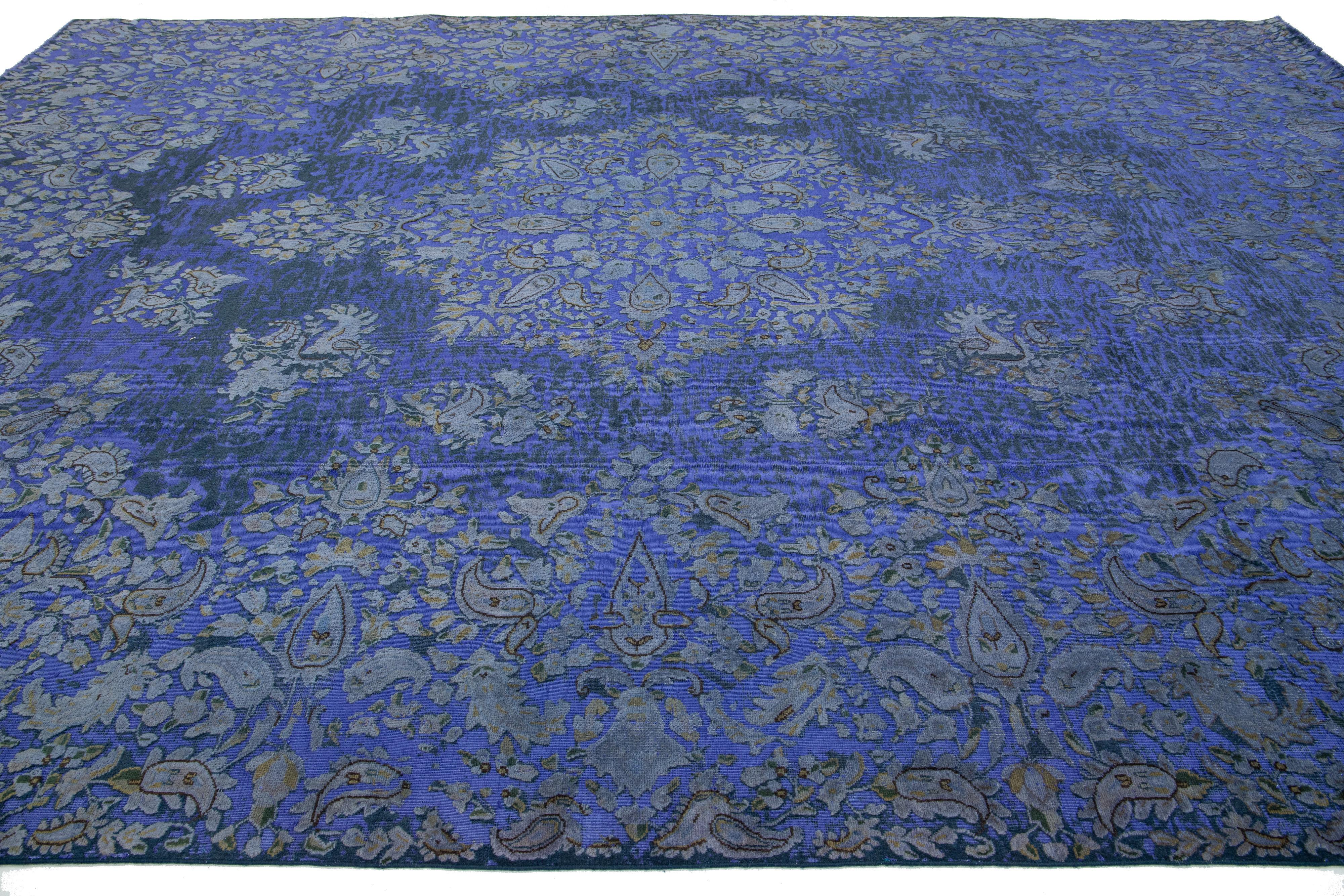 Ancien tapis persan violet teinté en laine avec motif de rosettes sur toute sa surface en vente 1