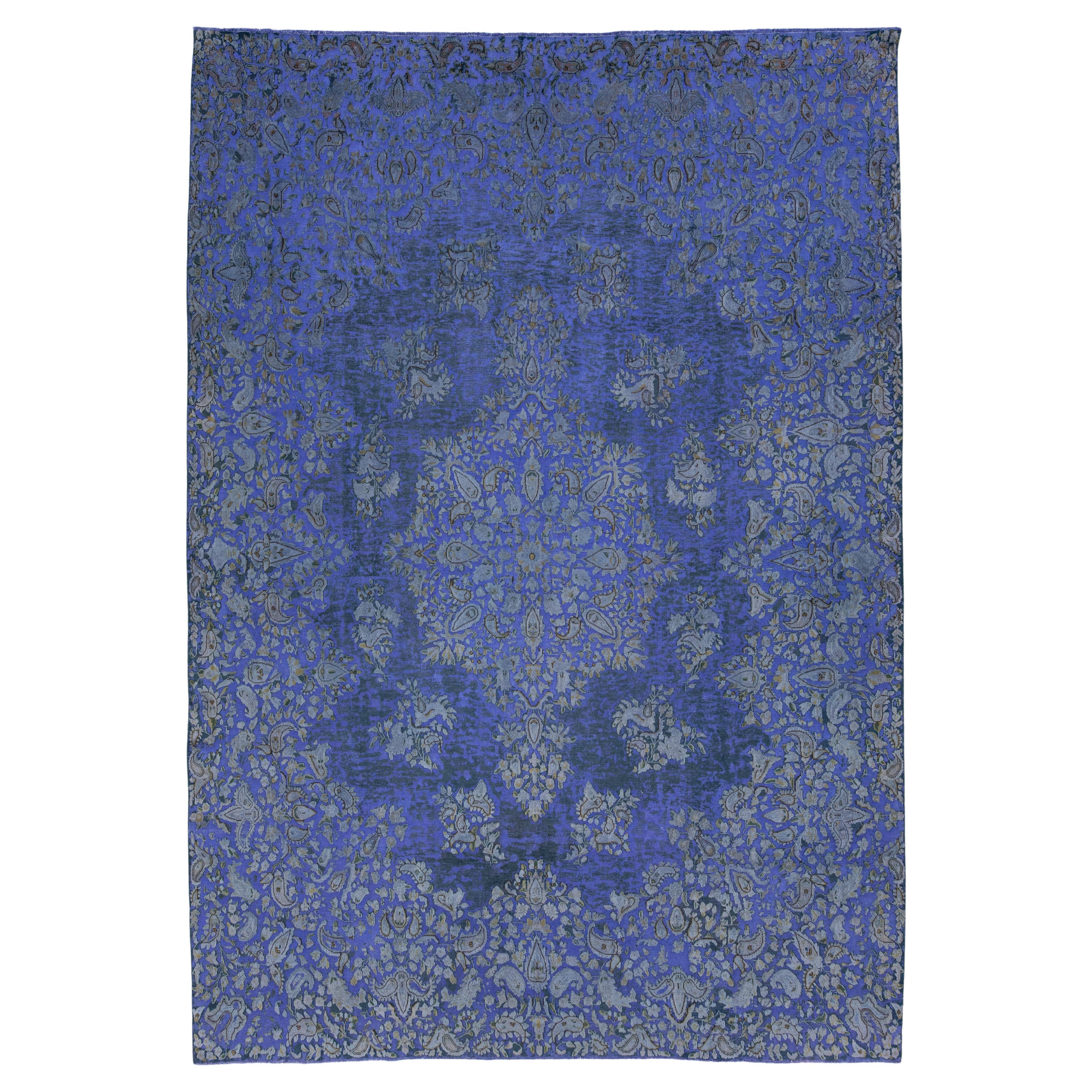 Ancien tapis persan violet teinté en laine avec motif de rosettes sur toute sa surface