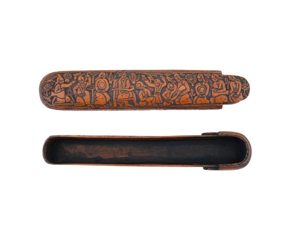 Bois Ancienne boîte à stylos islamique Qajar en bois sculpté à la main en vente