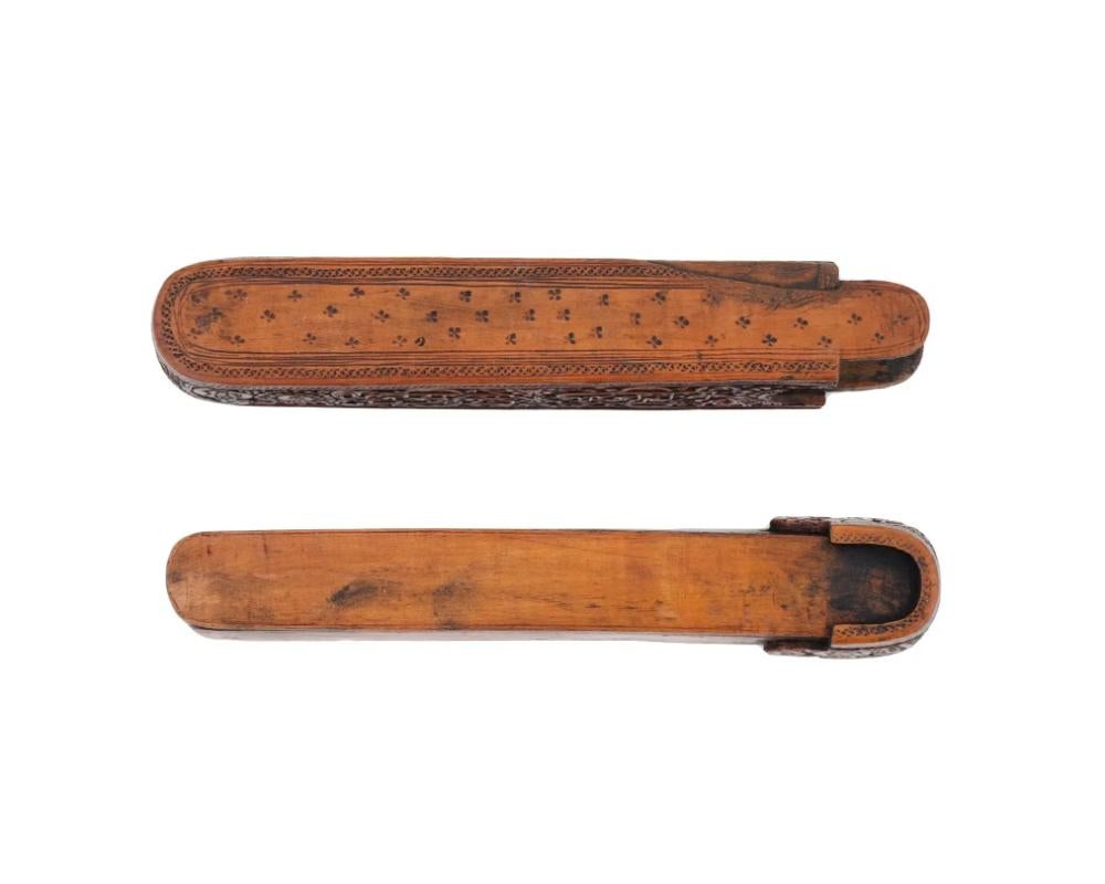 Ancienne boîte à stylos islamique Qajar en bois sculpté à la main en vente 1