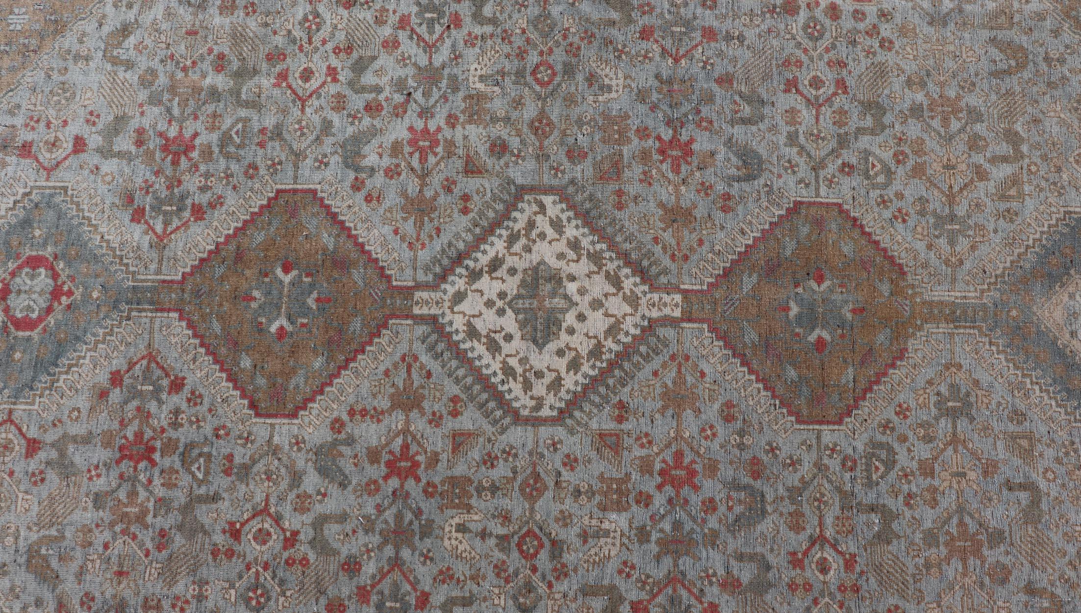  Antiker persischer Qashgai-Stammesteppich mit gestapeltem Teppich  Diamant-Medaillons und Stammeskunst  im Angebot 3