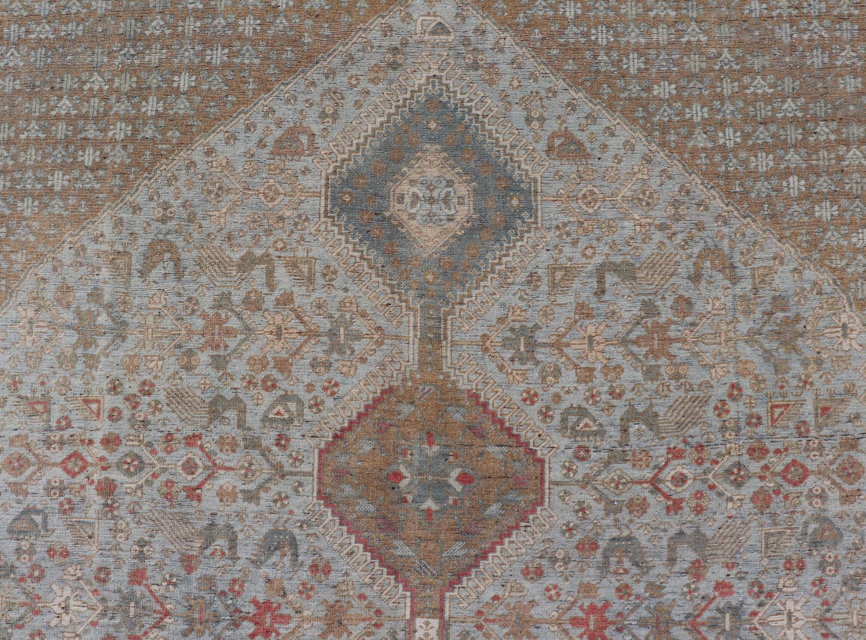  Antiker persischer Qashgai-Stammesteppich mit gestapeltem Teppich  Diamantmedaillons und Stammesmotiven. 

Keivan Woven Arts / Teppich TU-MTU-360, Herkunftsland / Art: Iran / Gaschgai, um 1910.

Maße: 5'6 x 7'10   

   Antiker persischer