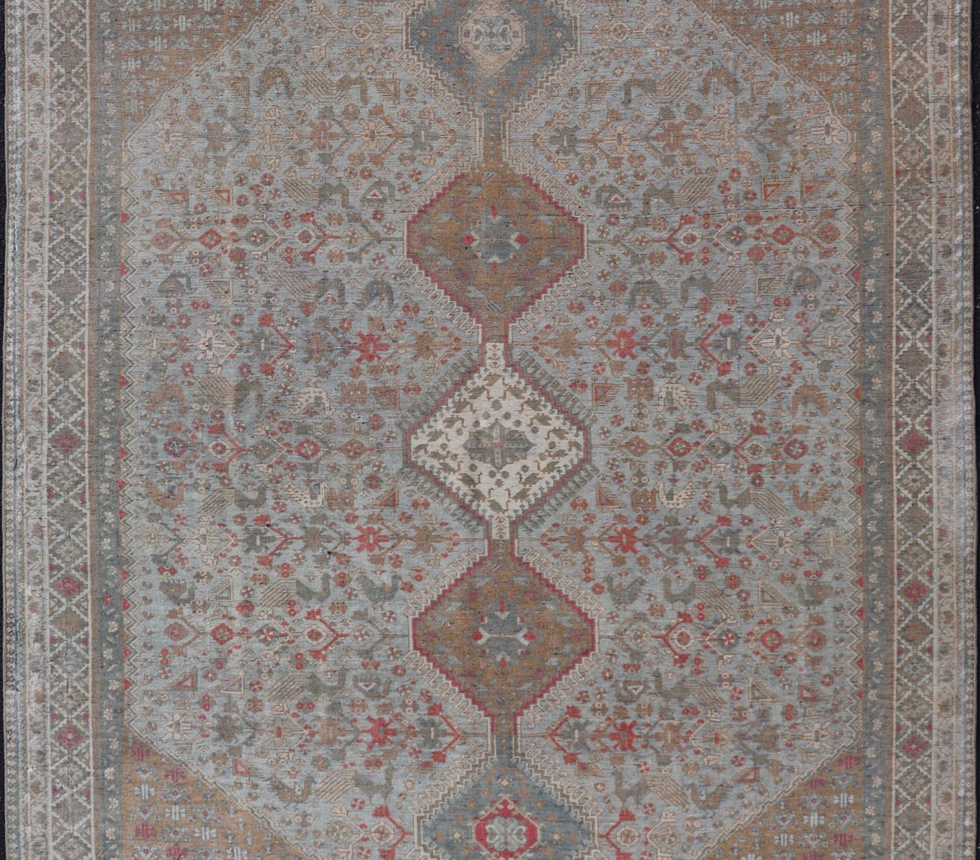 Antiker persischer Qashgai-Stammesteppich mit gestapeltem Teppich  Diamant-Medaillons und Stammeskunst (Handgeknüpft) im Angebot