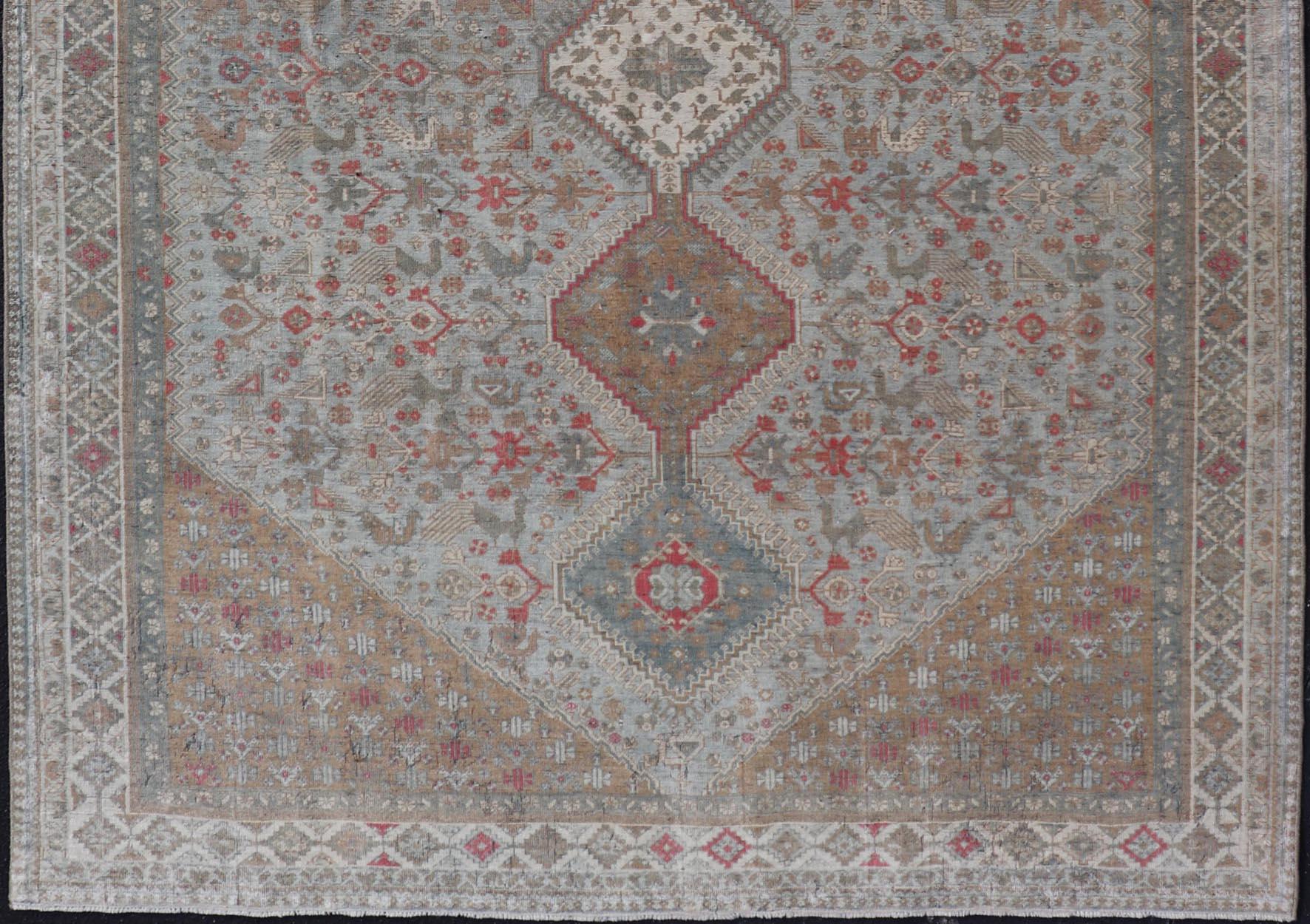  Antiker persischer Qashgai-Stammesteppich mit gestapeltem Teppich  Diamant-Medaillons und Stammeskunst  im Zustand „Gut“ im Angebot in Atlanta, GA