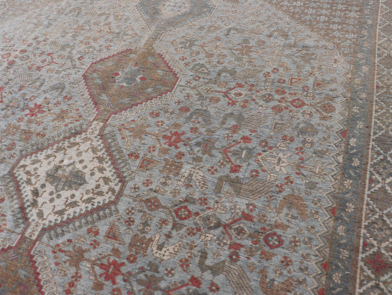  Antiker persischer Qashgai-Stammesteppich mit gestapeltem Teppich  Diamant-Medaillons und Stammeskunst  (Wolle) im Angebot