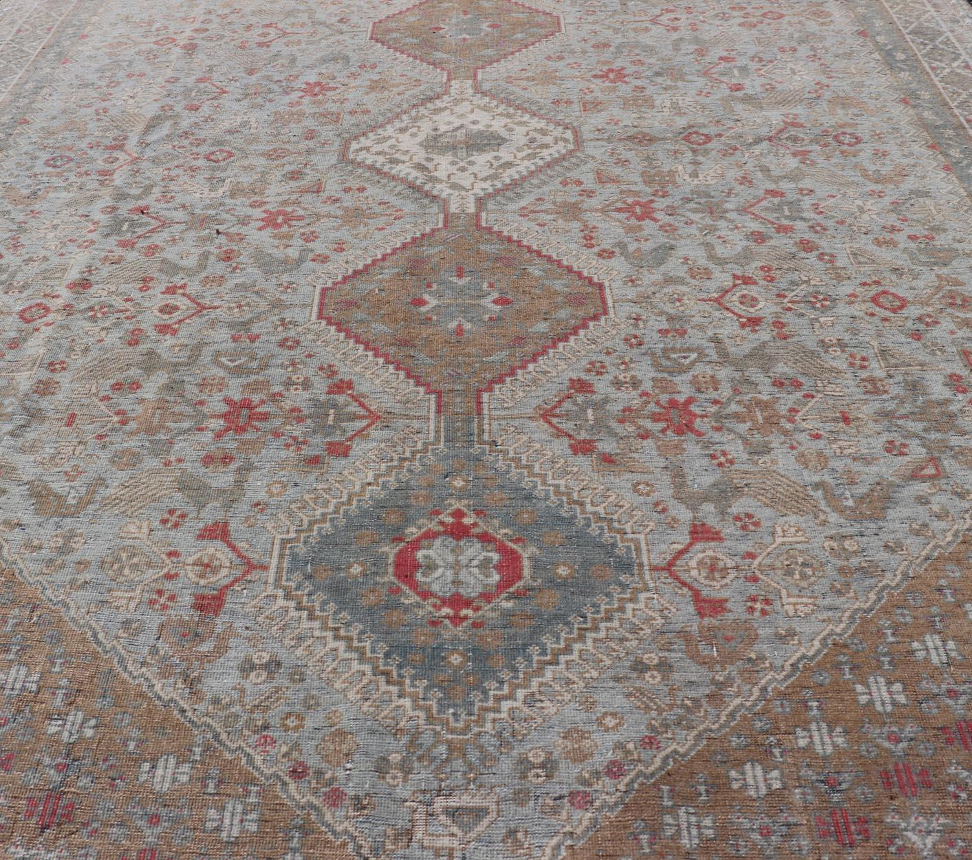  Antiker persischer Qashgai-Stammesteppich mit gestapeltem Teppich  Diamant-Medaillons und Stammeskunst  im Angebot 1