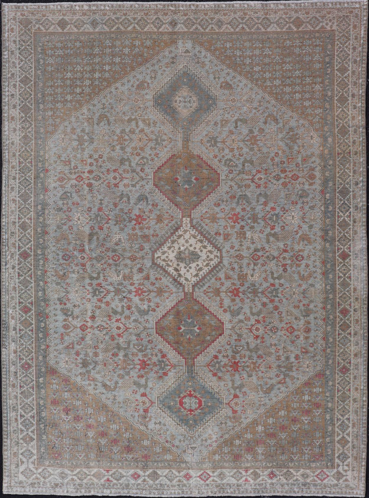  Antiker persischer Qashgai-Stammesteppich mit gestapeltem Teppich  Diamant-Medaillons und Stammeskunst  im Angebot