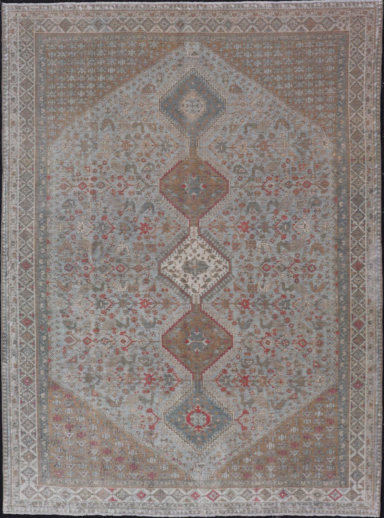Tapis persan Qashqai ancien avec motif tribal empilé  Médaillons et médaillons tribaux diamant