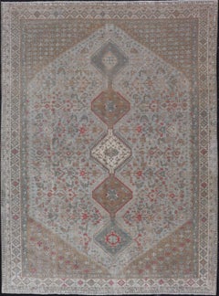  Tapis persan Qashqai ancien avec motif tribal empilé  Médaillons et médaillons tribaux diamant 