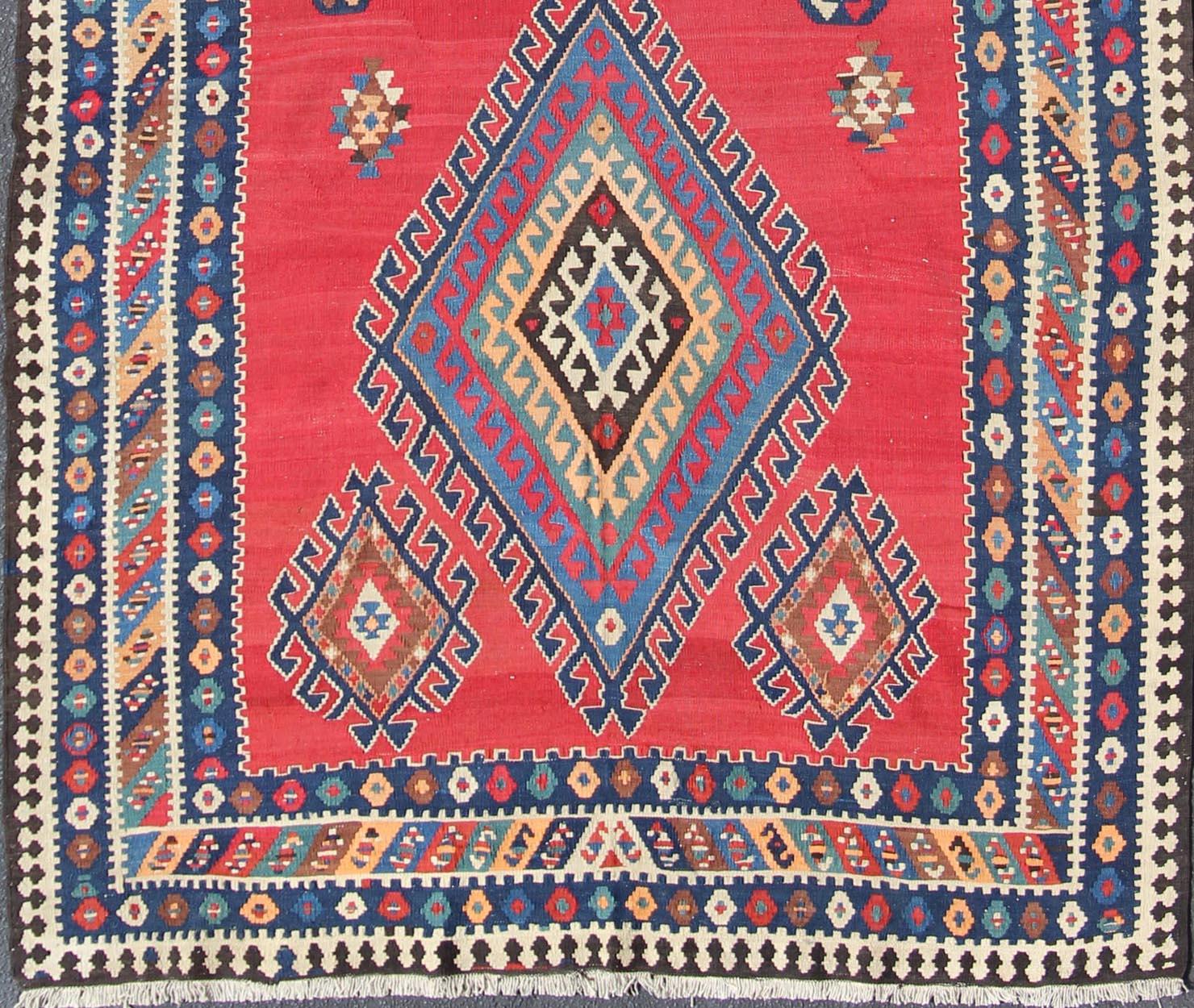Diseño geométrico de vibrantes tonos de color Kilim Runner antiguo Qashqai Kilim Gallery de Persia, alfombra 19-0402, país de origen / tipo: Irán / Kilim, hacia 1920

Con un diseño geométrico de medallón en forma de diamante y motivos geométricos