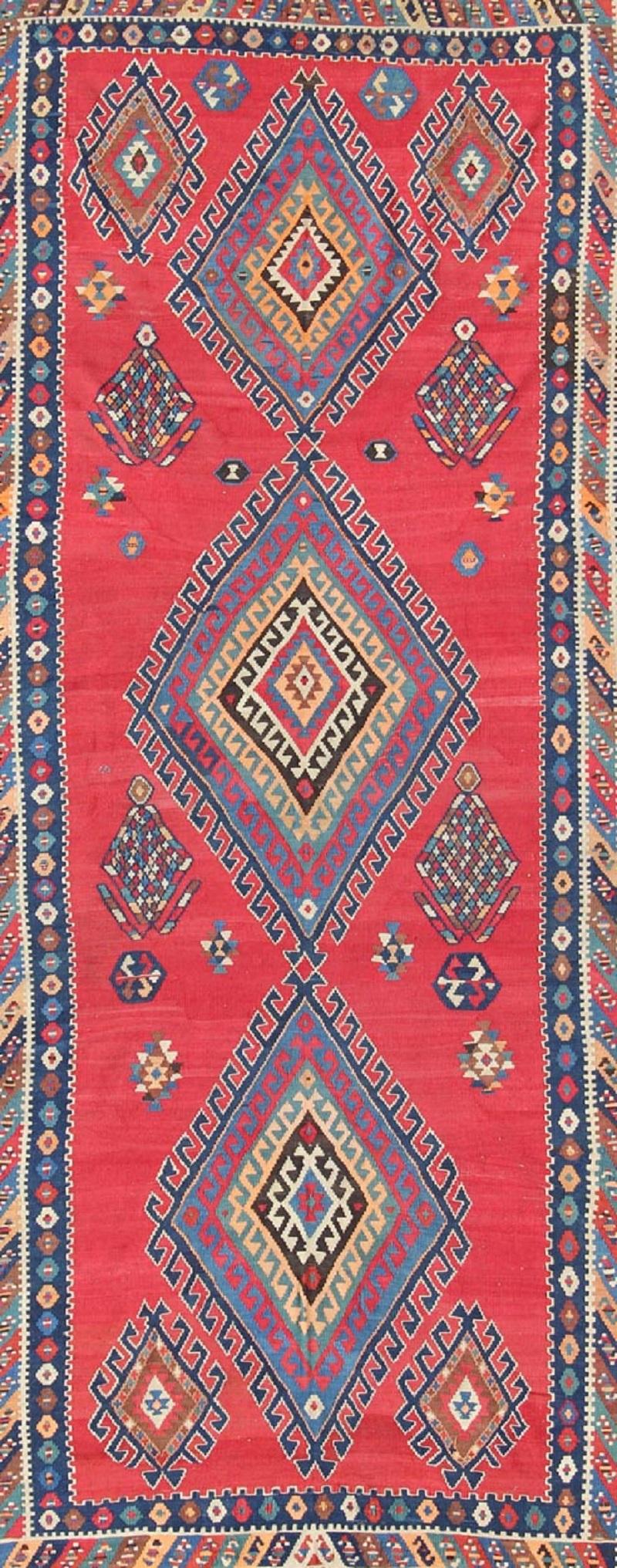 Antiker persischer Qashqai-Kelim-Galerie-Teppich mit geometrischem Diamantdesign, antik (Persisch) im Angebot