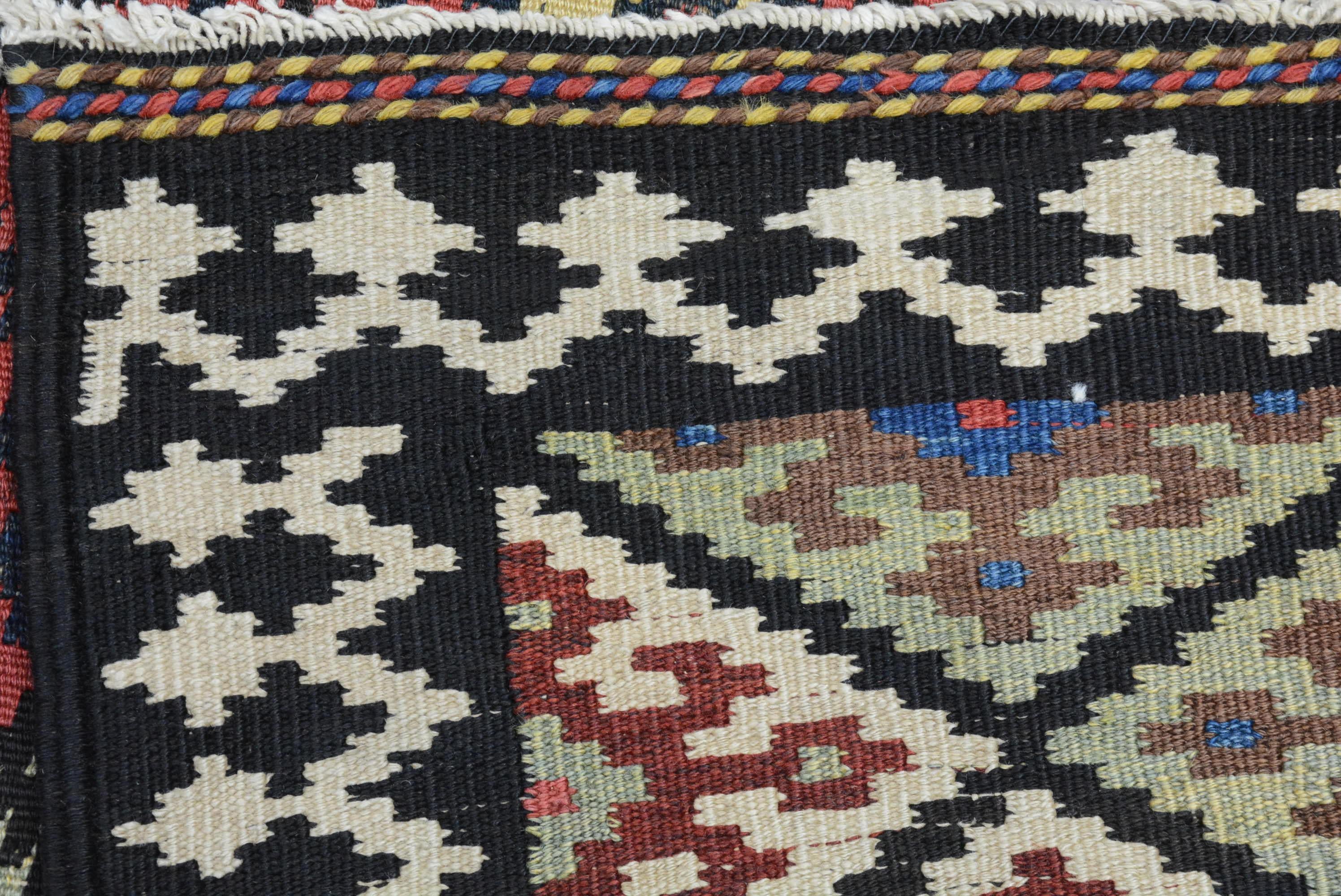 Chemin de table Kilim persan antique Qashqai en vente 2
