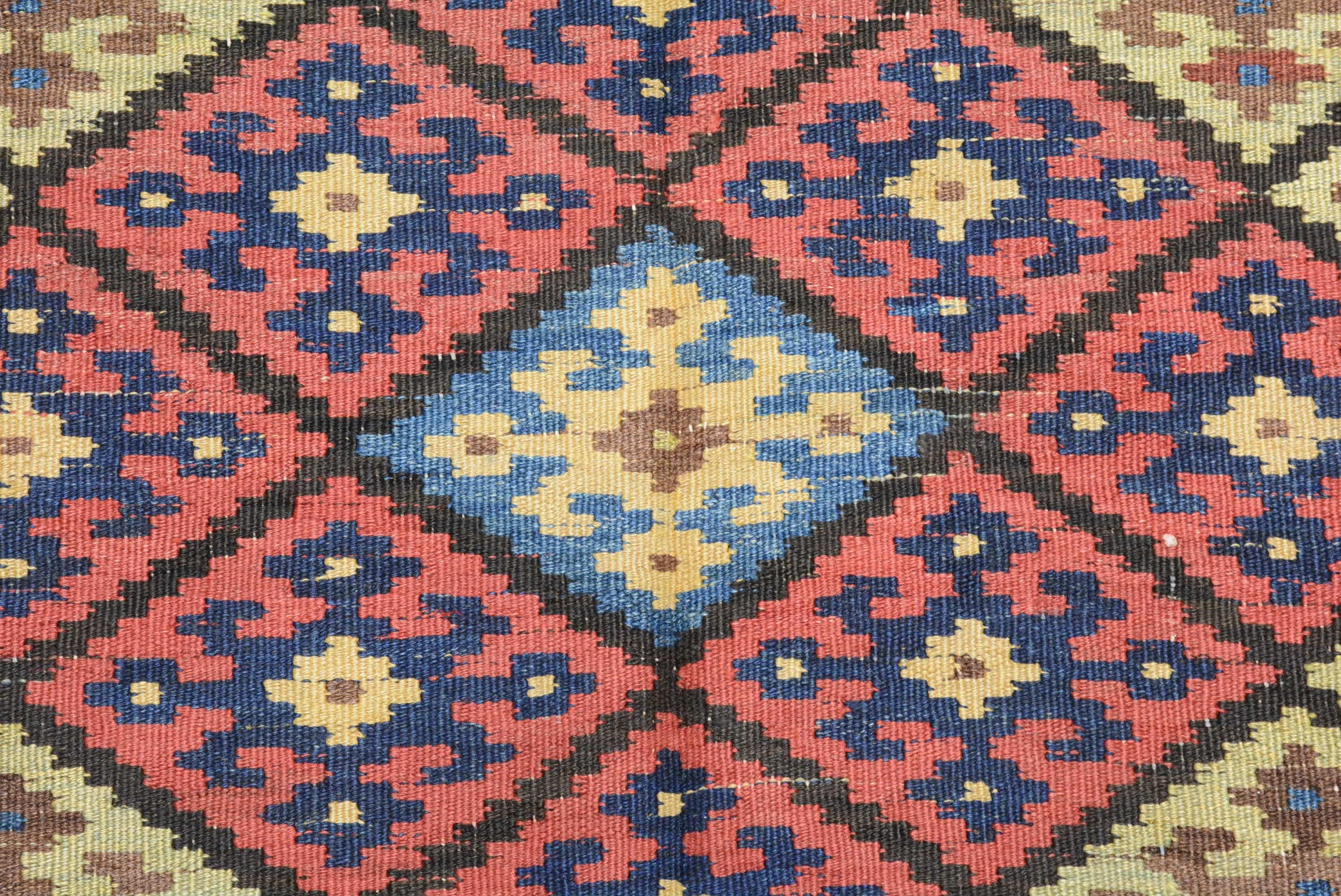 Perse Chemin de table Kilim persan antique Qashqai en vente