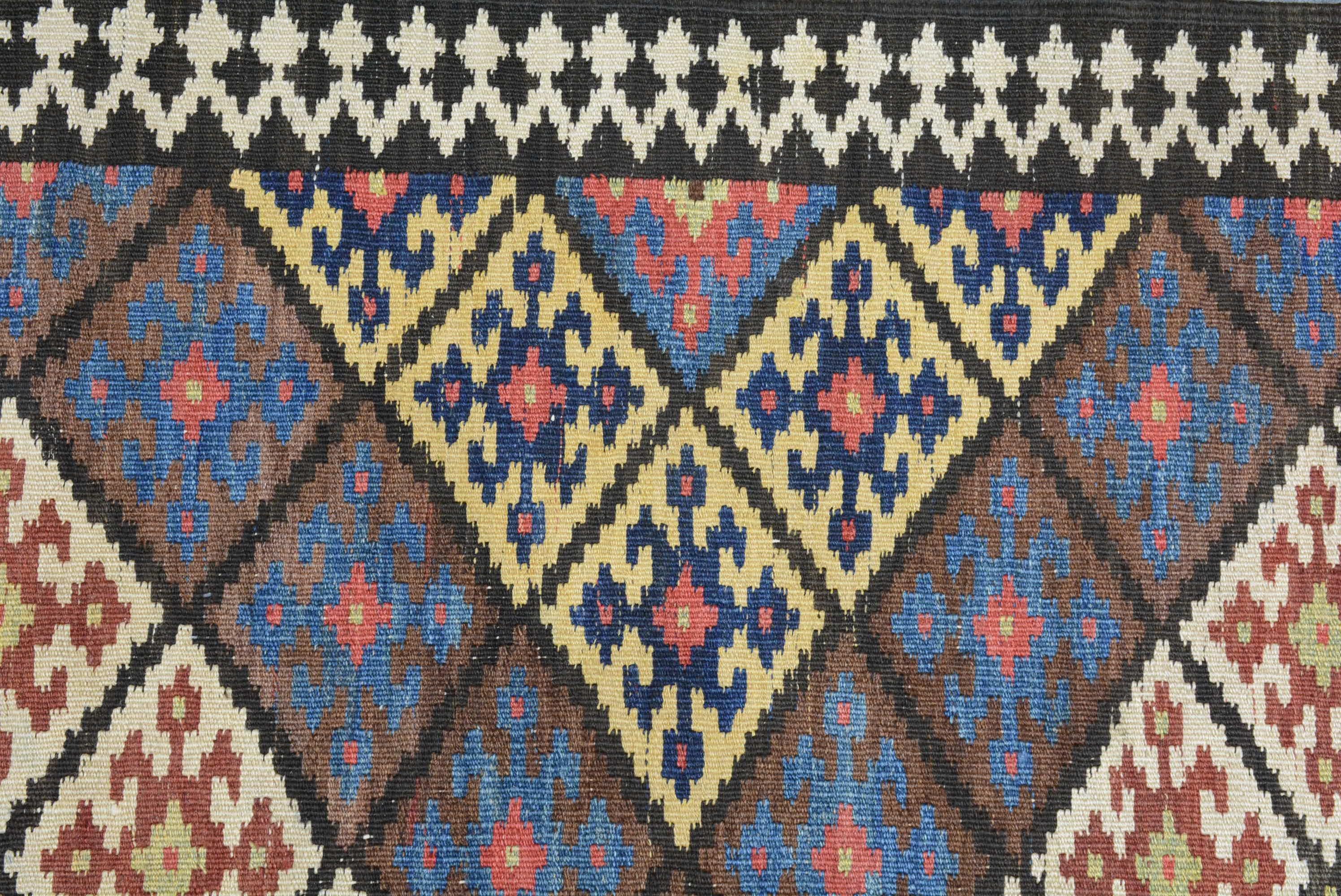 20ième siècle Chemin de table Kilim persan antique Qashqai en vente