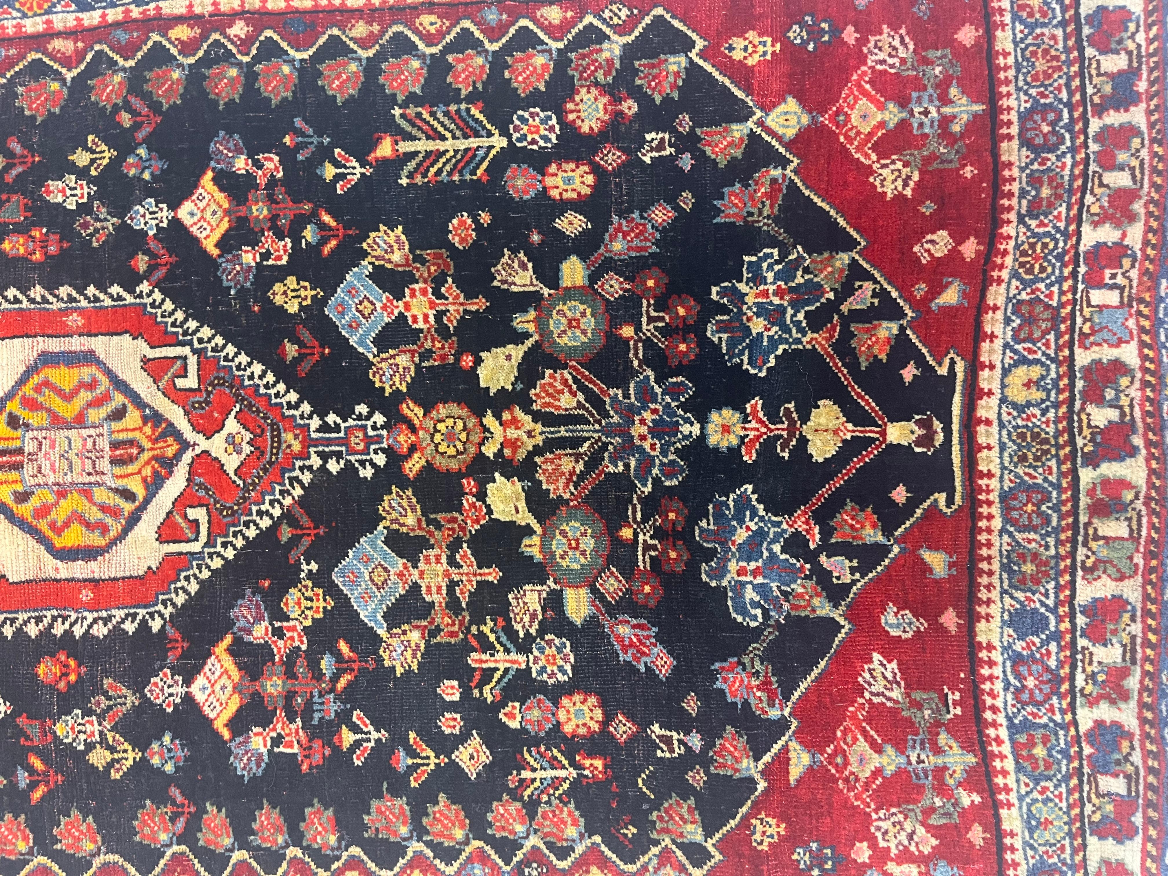 Antiker persischer Gaschgai-Teppich 2'7 x 4'6 (Persisch) im Angebot