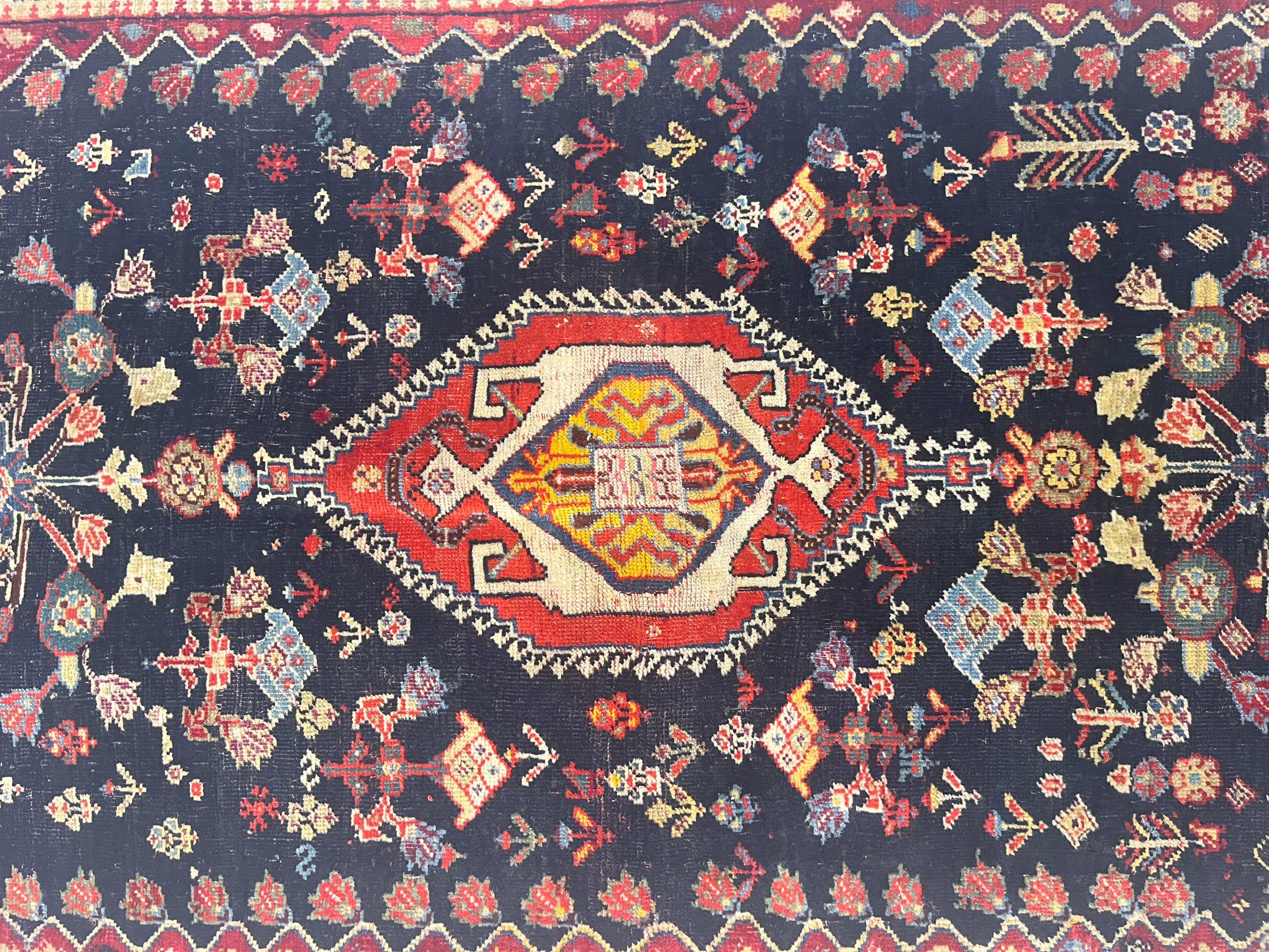 Antiker persischer Gaschgai-Teppich 2'7 x 4'6 (Handgeknüpft) im Angebot