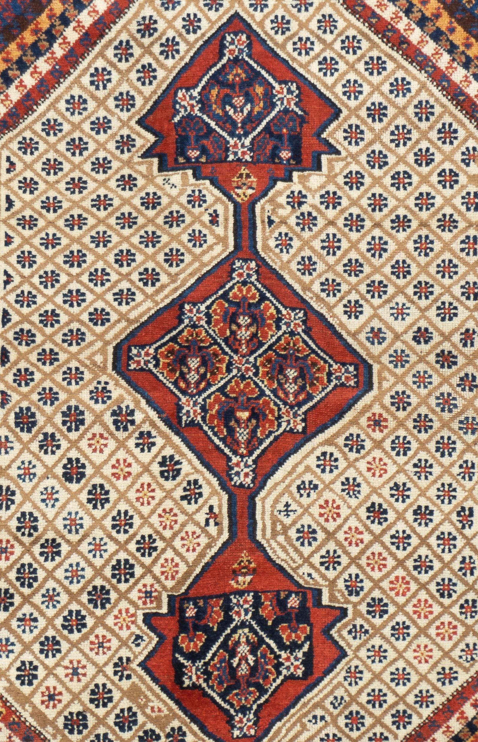 Antiker persischer Qashqai-Teppich 3'4'' x 5'3'' (Persisch) im Angebot