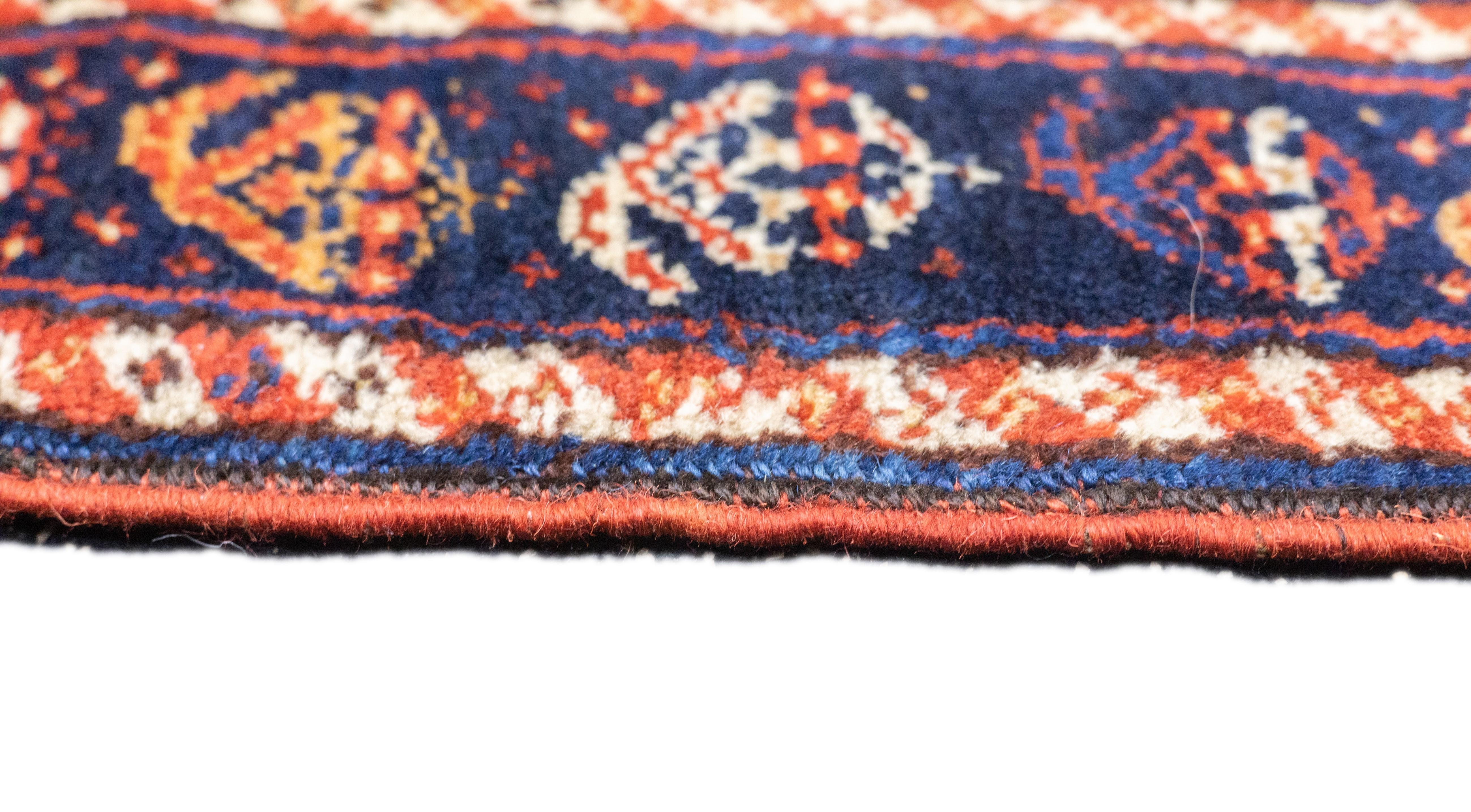 Antiker persischer Qashqai-Teppich 3'4'' x 5'3'' im Zustand „Gut“ im Angebot in New York, NY