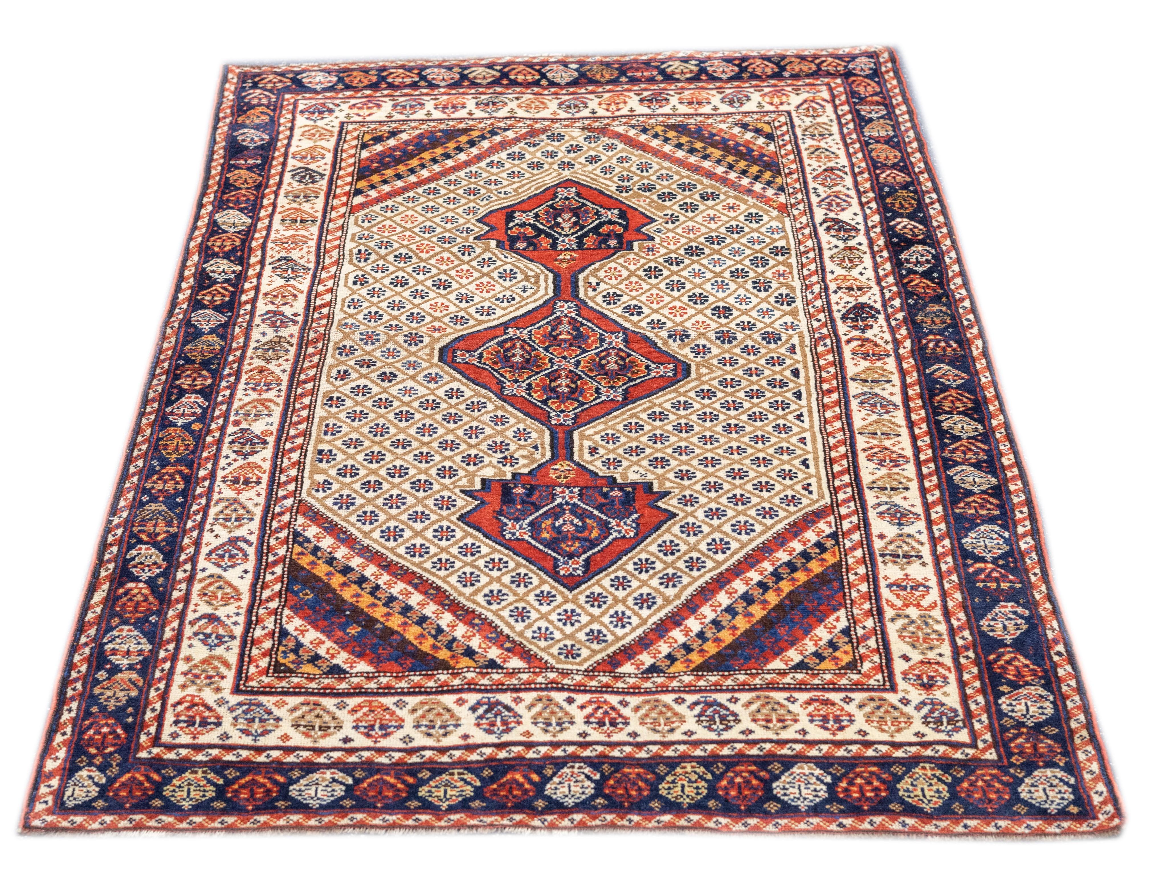 Antiker persischer Qashqai-Teppich 3'4'' x 5'3'' (20. Jahrhundert) im Angebot