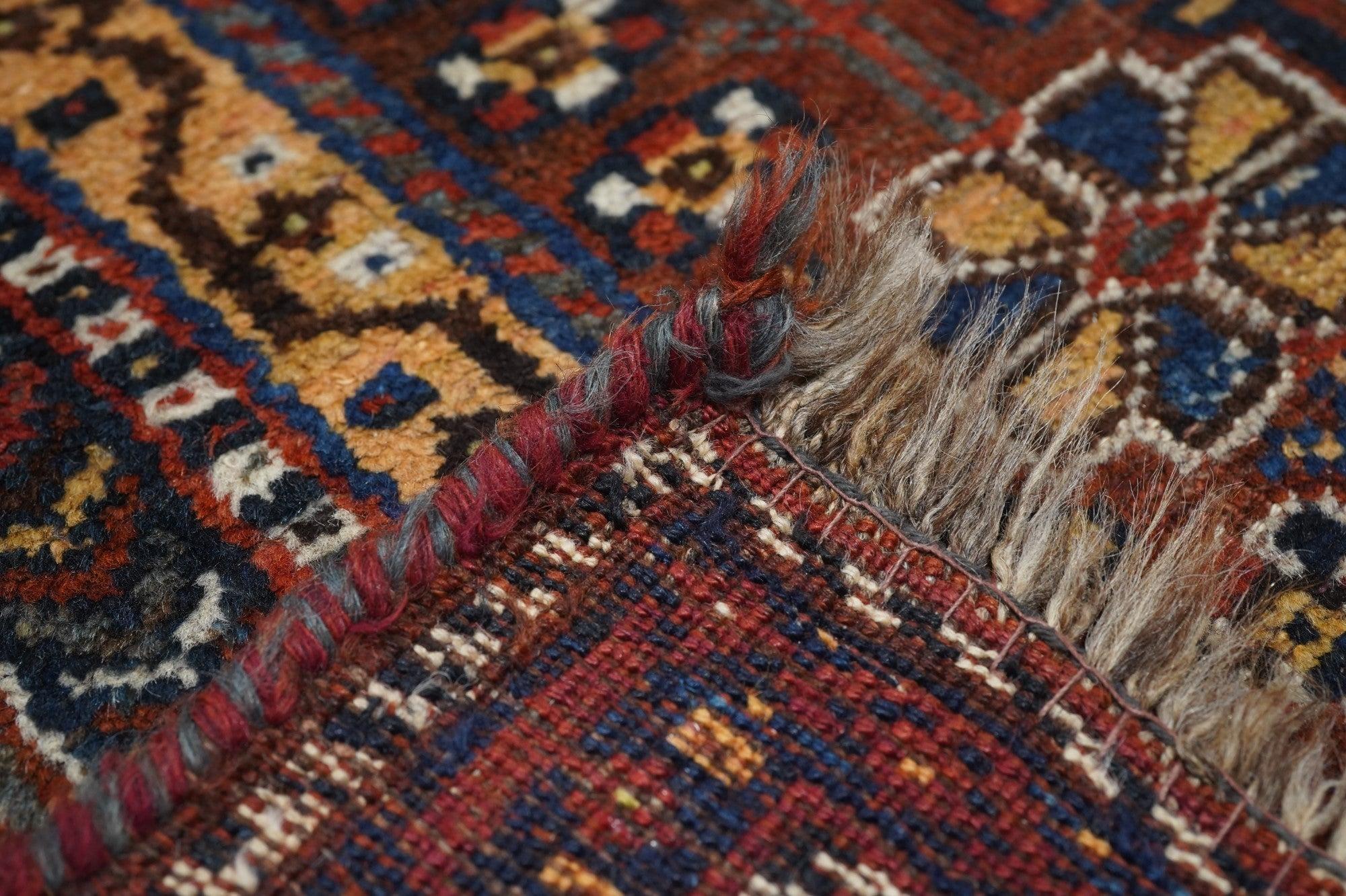 Antique Persian Qashqai Rug 4'9'' x 7'5'' For Sale 4