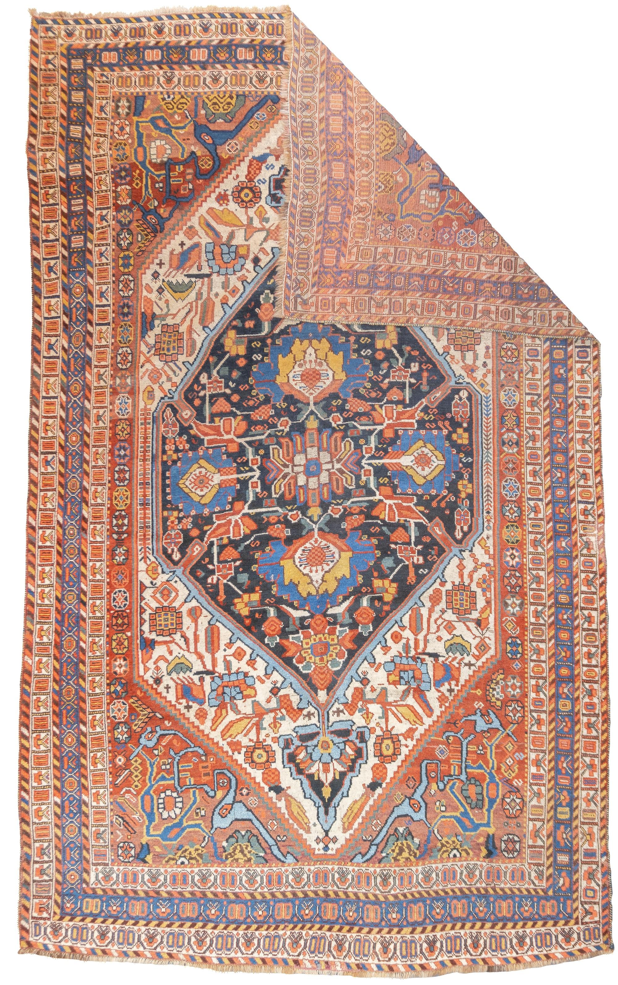 Antiker persischer Gaschgai-Teppich 5'6'' x 9'1''. Bezieht sich auf die Stämme in Südpersien (Provinz Kerman), die eine Vielzahl von Stilen weben, darunter Herati, Boteh, Medaillon, Textil, Streifen, städtisch und rustikal. Antike Exemplare bestehen