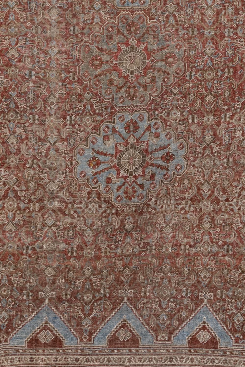 Âge : début du 20e siècle 

Pile : faible

Notes d'usure : 2

Matériau : laine sur laine

Les tapis Vintage sont fabriqués à la main pendant des mois, voire des années. Leurs imperfections et leur usure témoignent du dur labeur des mains
