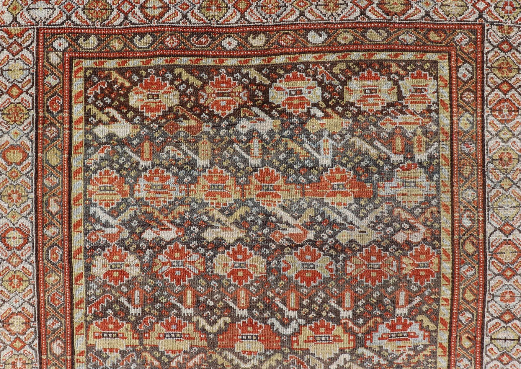 Antiker persischer Qashqai-Teppich mit Stammesmuster in warmen Erdtönen, 5'0 x 8'10 im Angebot 2