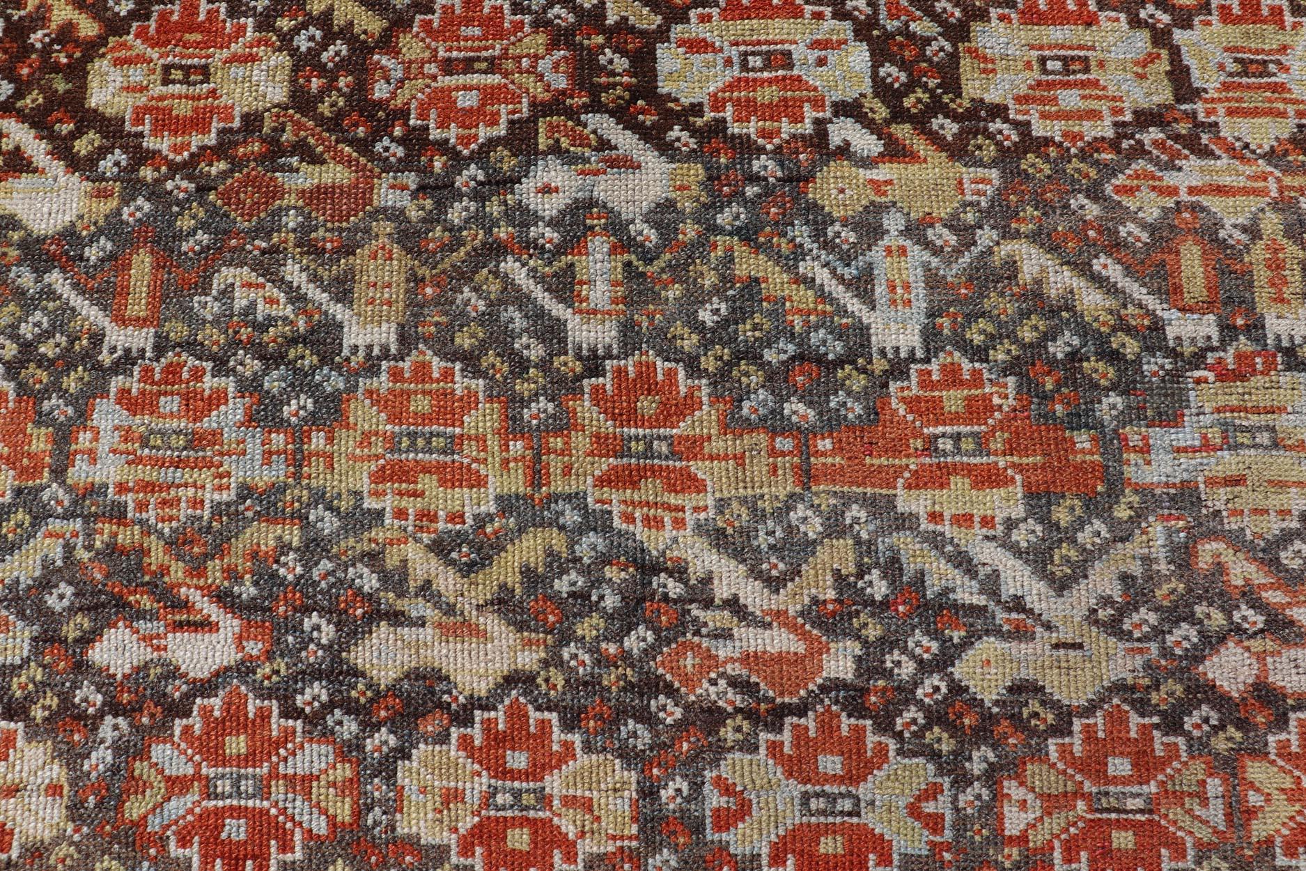 Antiker persischer Qashqai-Teppich mit Stammesmuster in warmen Erdtönen, 5'0 x 8'10 im Angebot 3